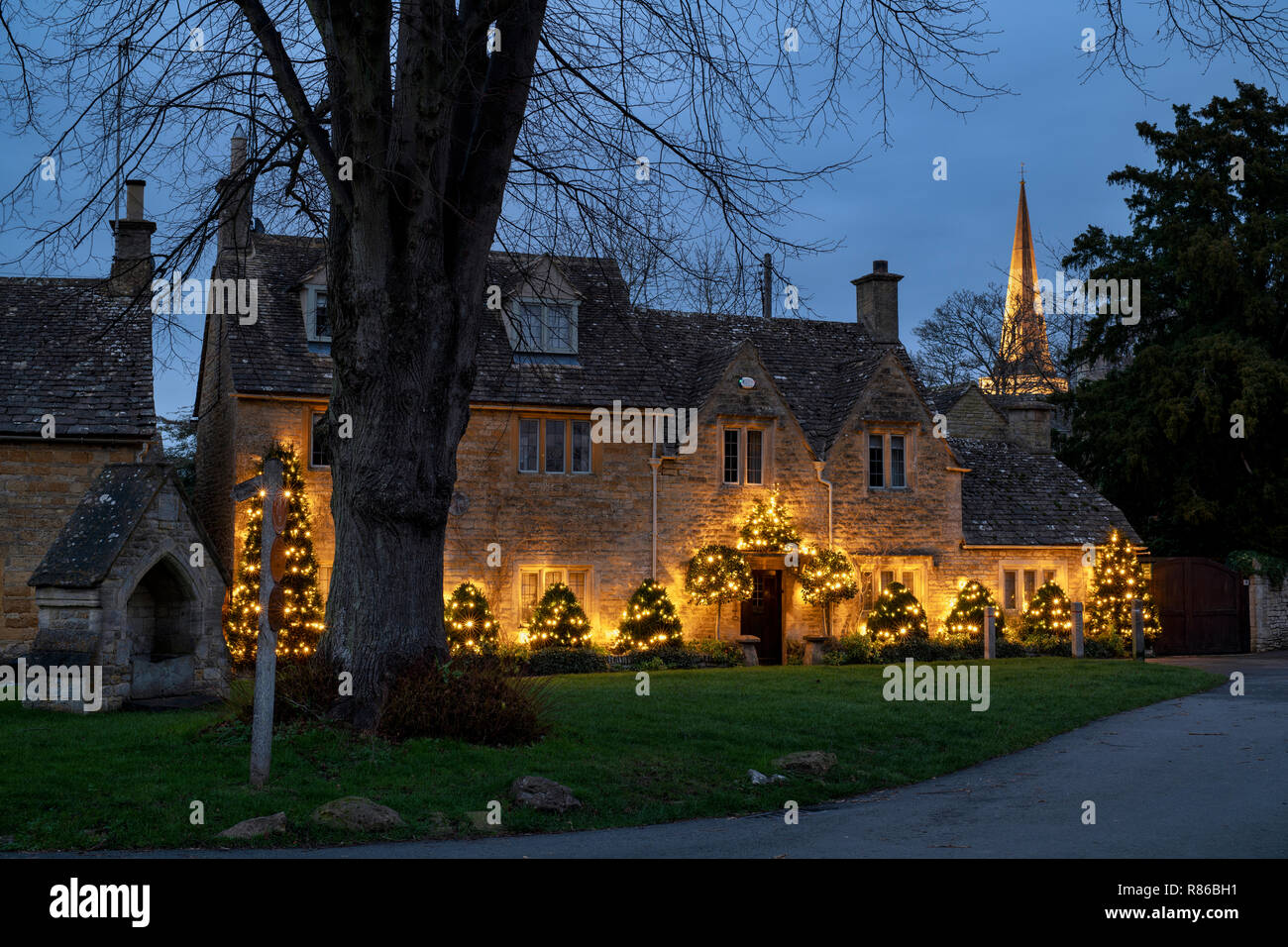 english-cottage-dusk-lights-on-hi-res-stock-photography-and-images-alamy
