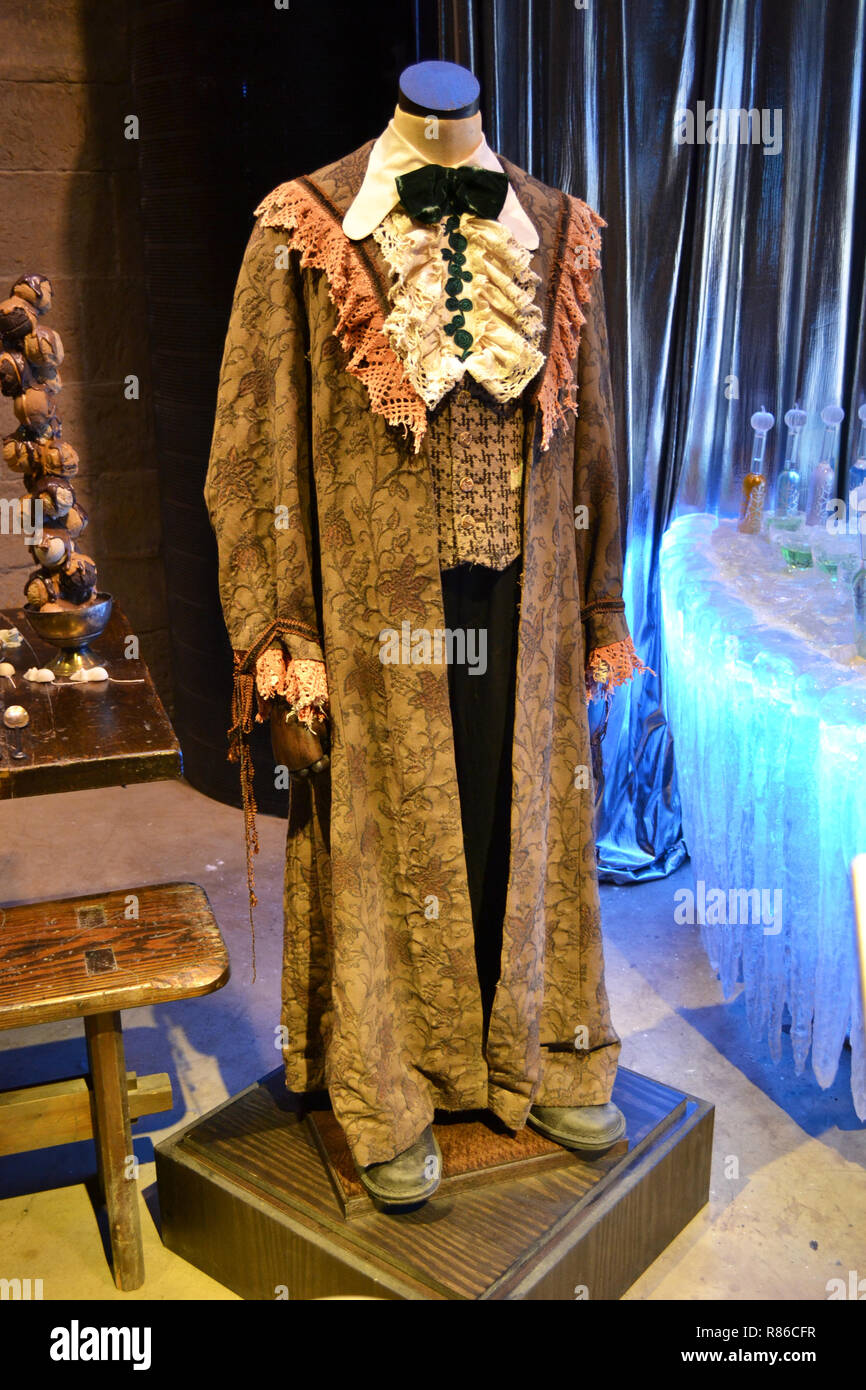Harry potter outfit hi-res stock photography and images - Alamy