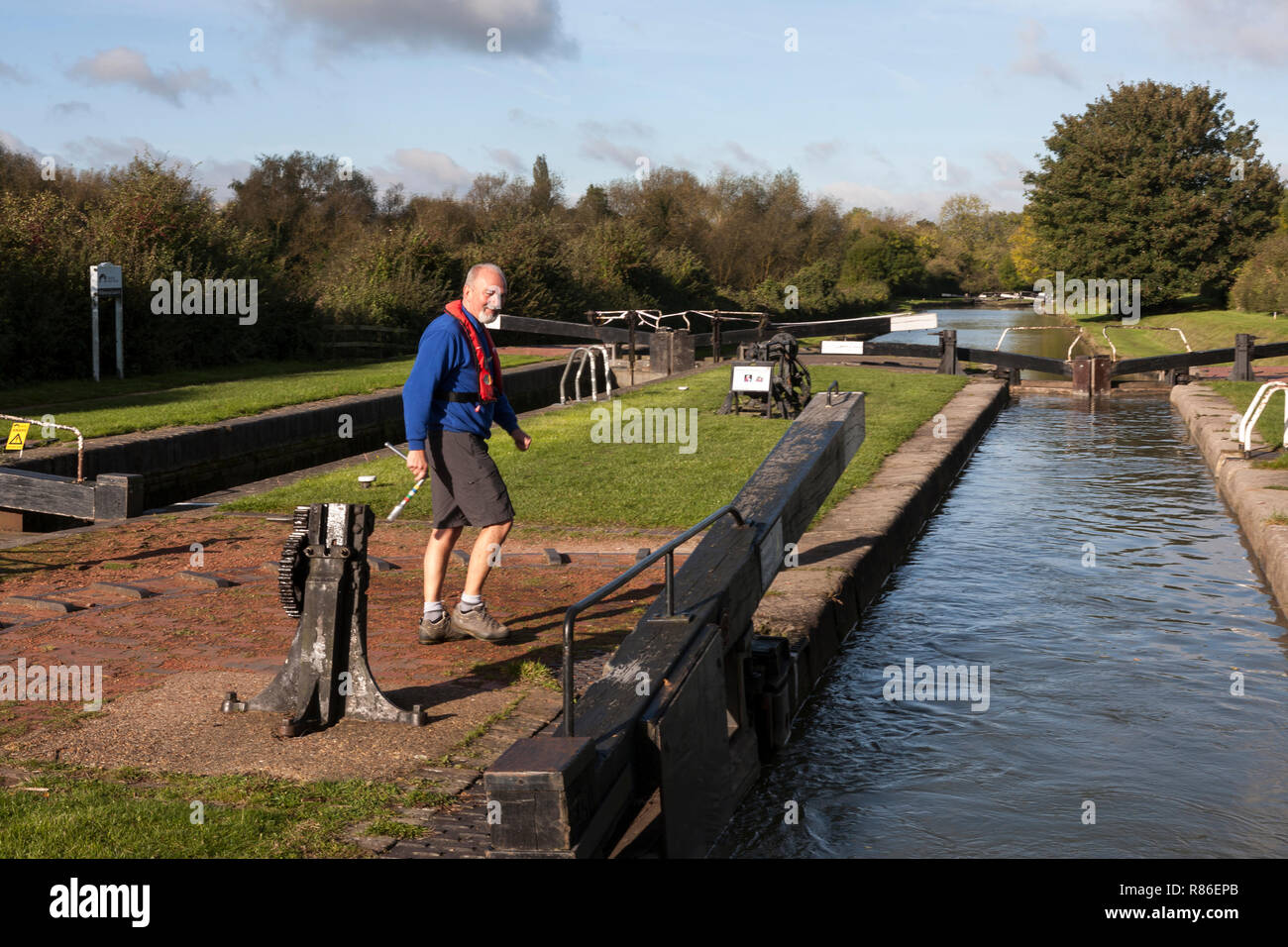 Volunteer lock-keeper, Hillmorton Top Lock, Oxford Canal (North), Warwickshire, England, UK Stock Photo
