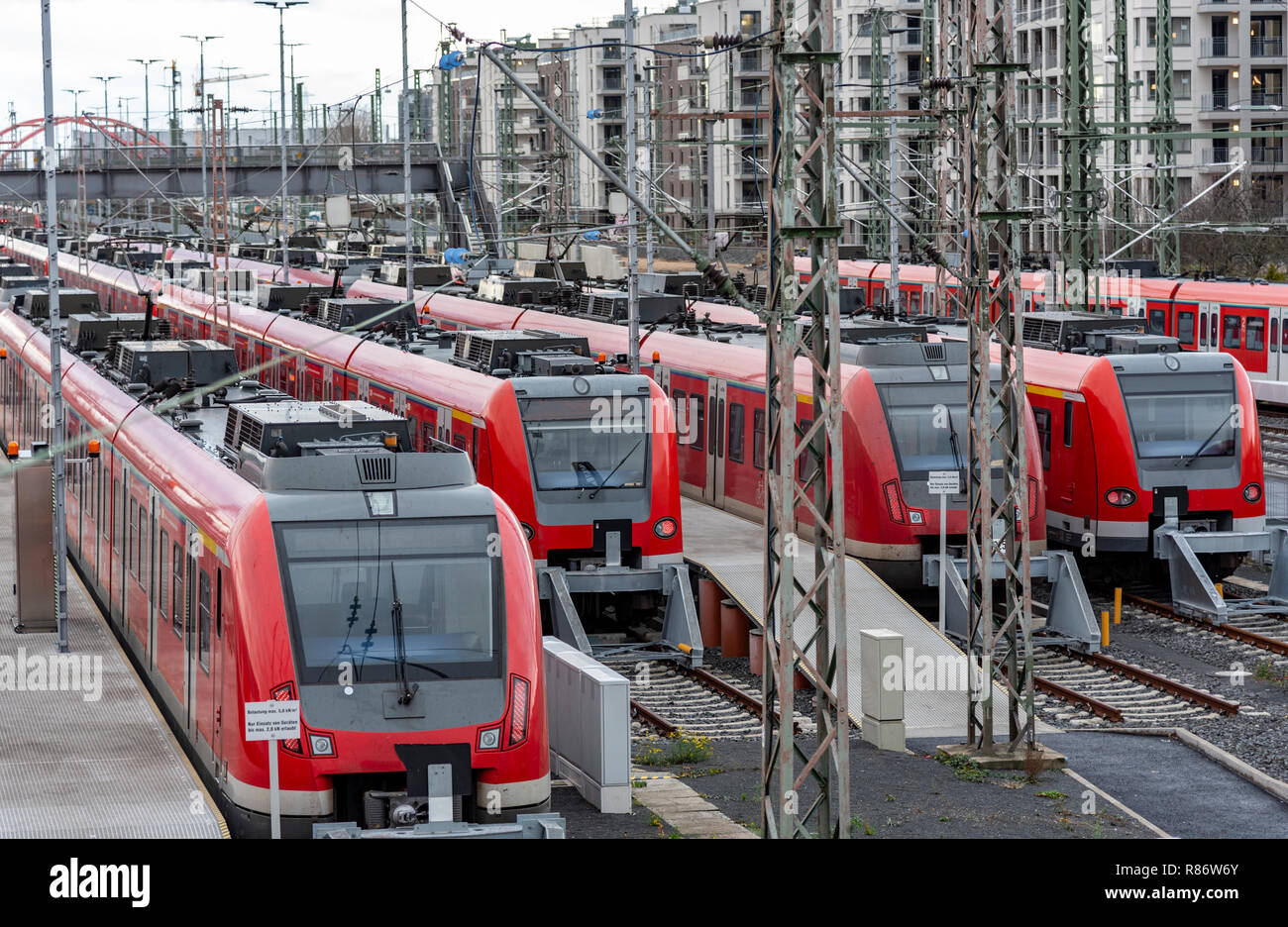 Züge am Hauptbahnhof in Frankfurt am Main Stock Photo