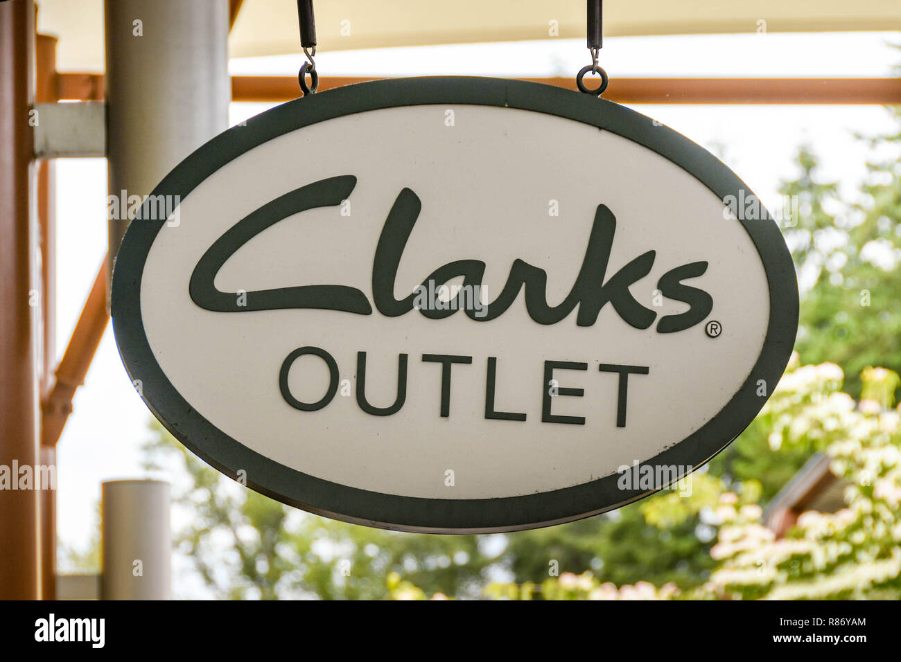 clarks outlet shop near me