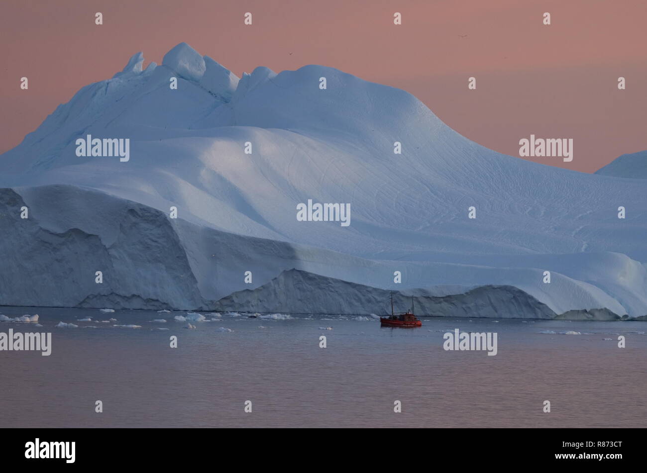 Ilulissat Eisberge am Abend Ausflugsboot vor Eisriesen Stock Photo