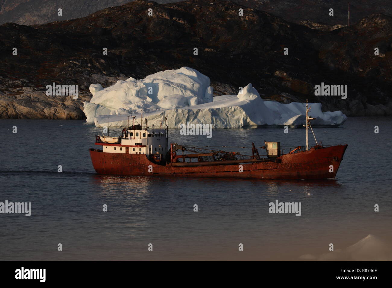 Ilulissat Eisberge am Abend: Ist es rote Farbe oder Rost: Die 'MS Holmi' hat schon bessere Tage gesehen. Stock Photo