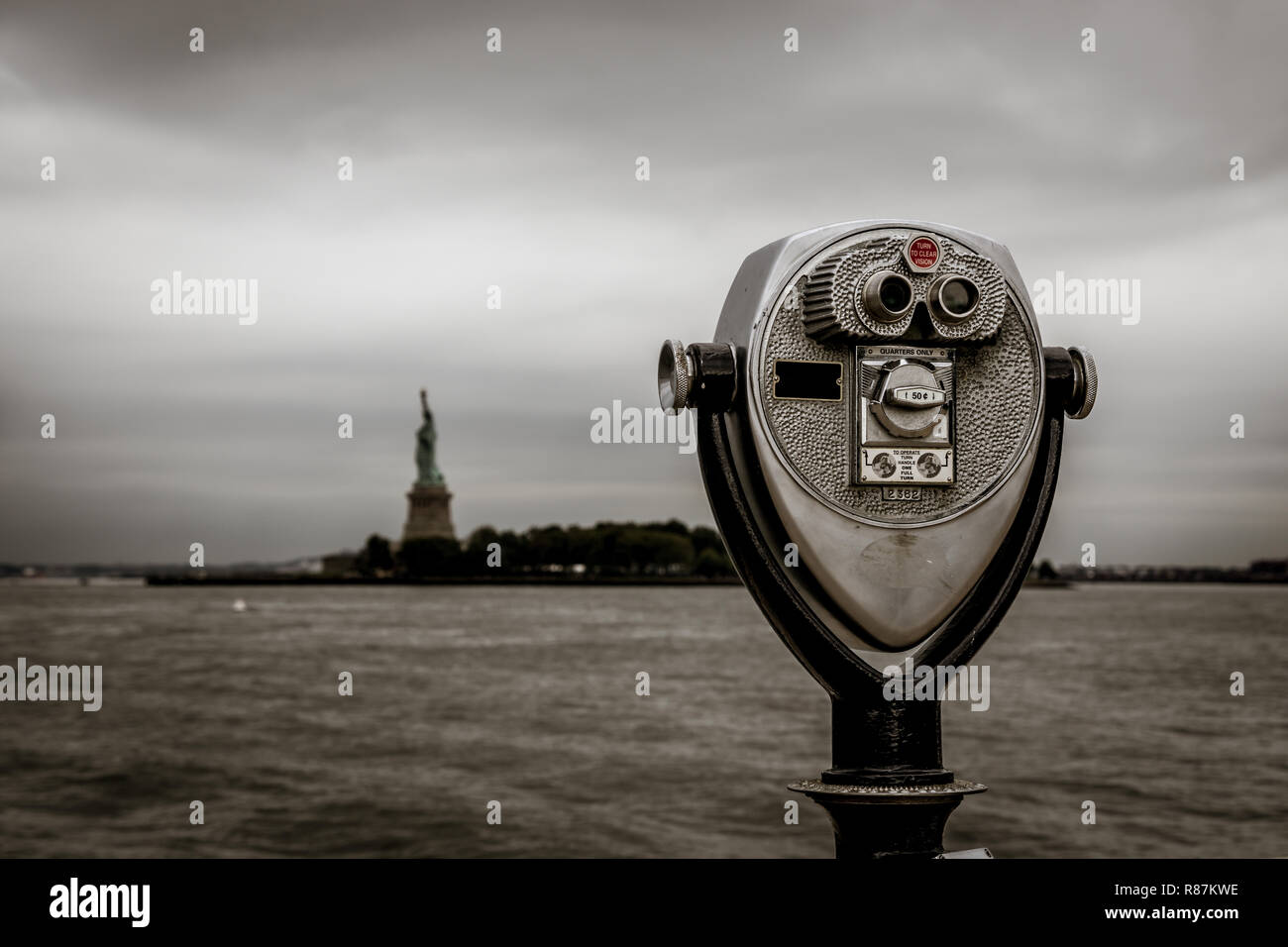 Hombre loooking a través de binoculares de largo alcance en Horton Punto de  Long Island, en Nueva York, EE.UU Fotografía de stock - Alamy