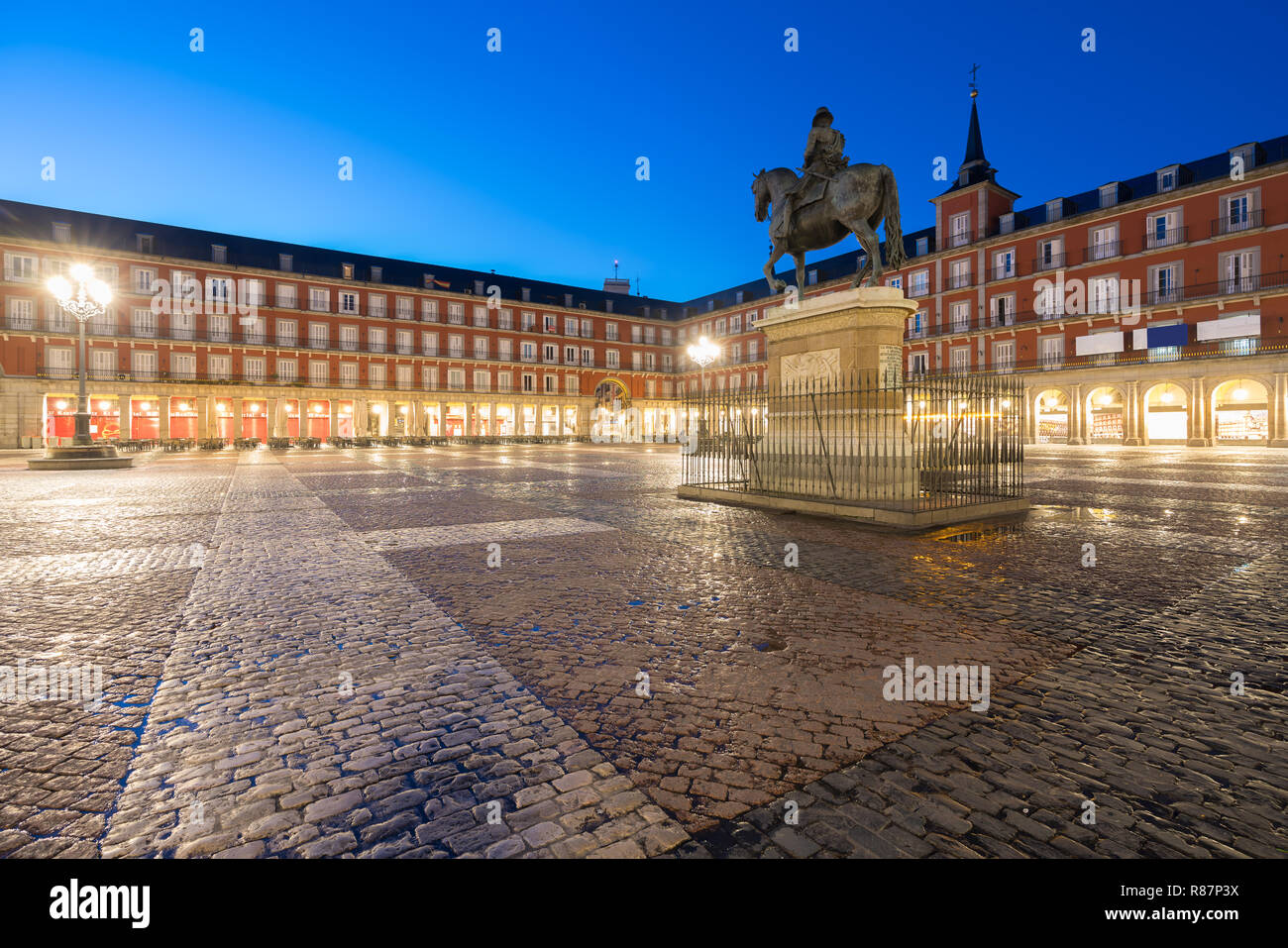 Plaza mayor madrid night hi-res stock photography and images - Alamy