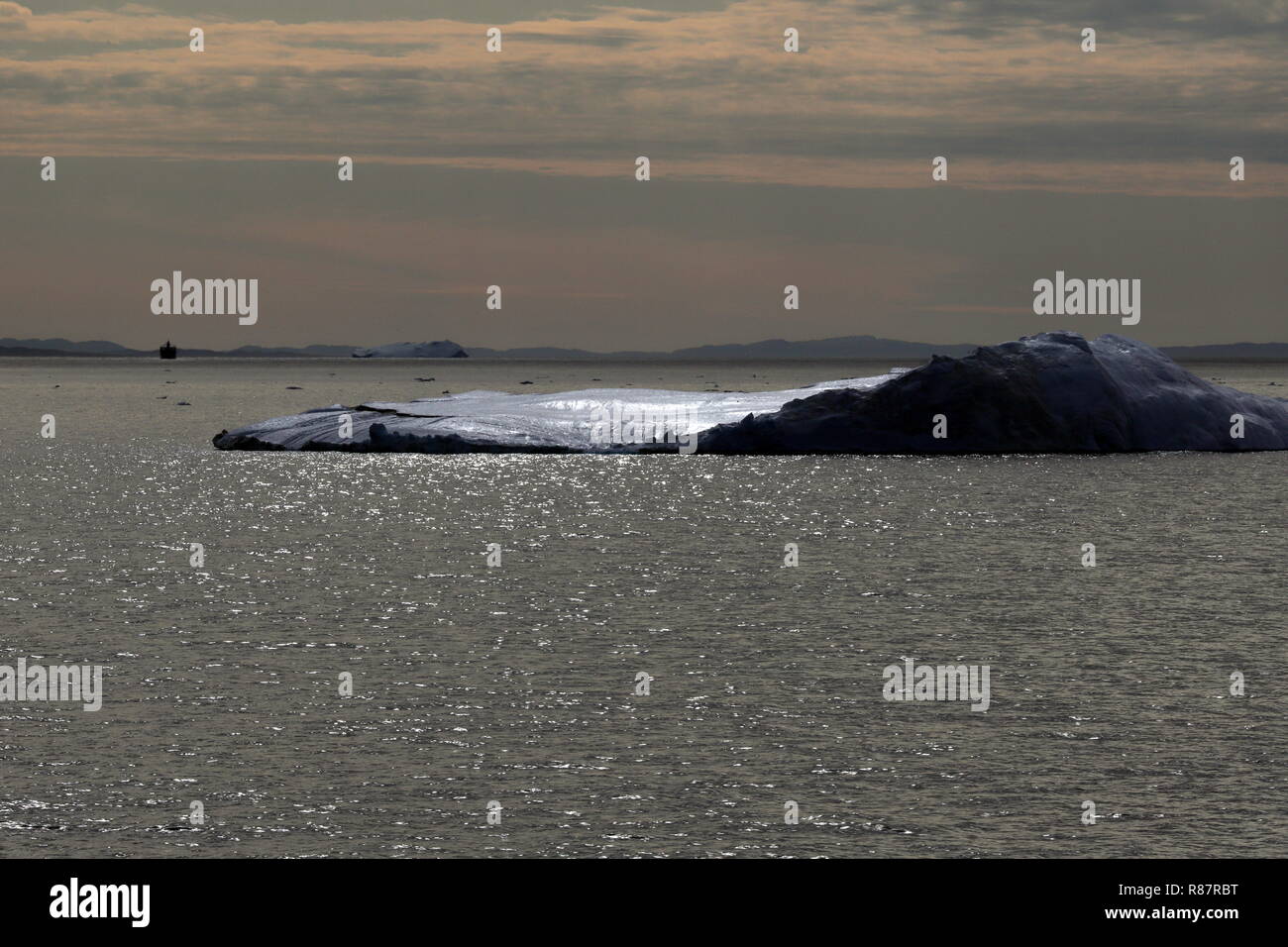 Grönland Disko Bucht: Strahlende Sonne lässt diesen flachen Eisberg glänzen. Stock Photo