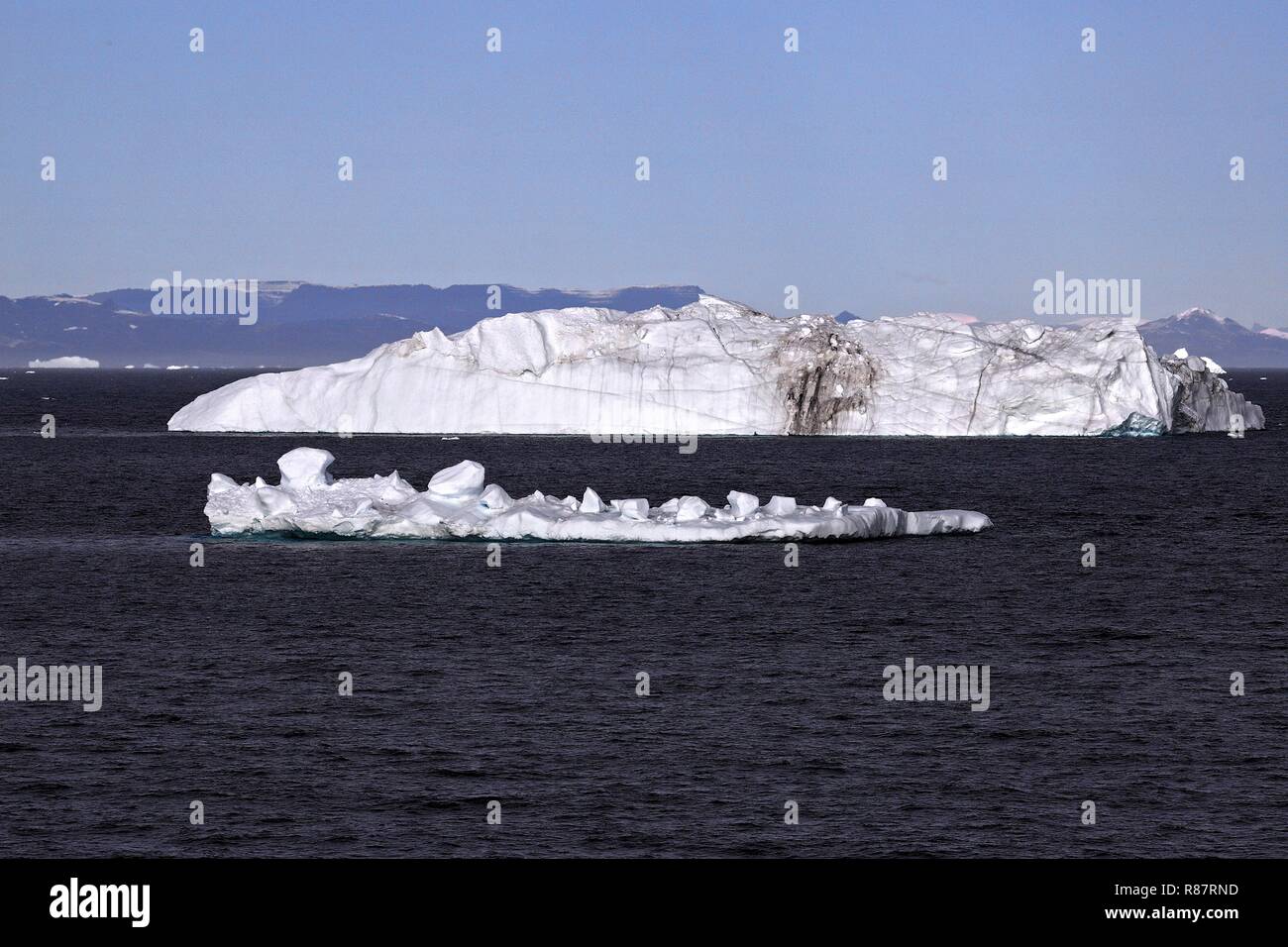 Grönland Disko Bucht: Manche Eisberge sind verschmutzt. Hier vielleicht Abschürfungen von der Gletschersohle. Stock Photo