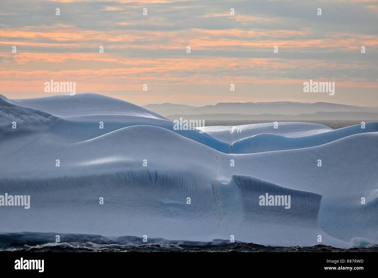 Grönland Disko Bucht: Ein Eisberg mit saft geschwungenen Formen, wie gemalt. Stock Photo