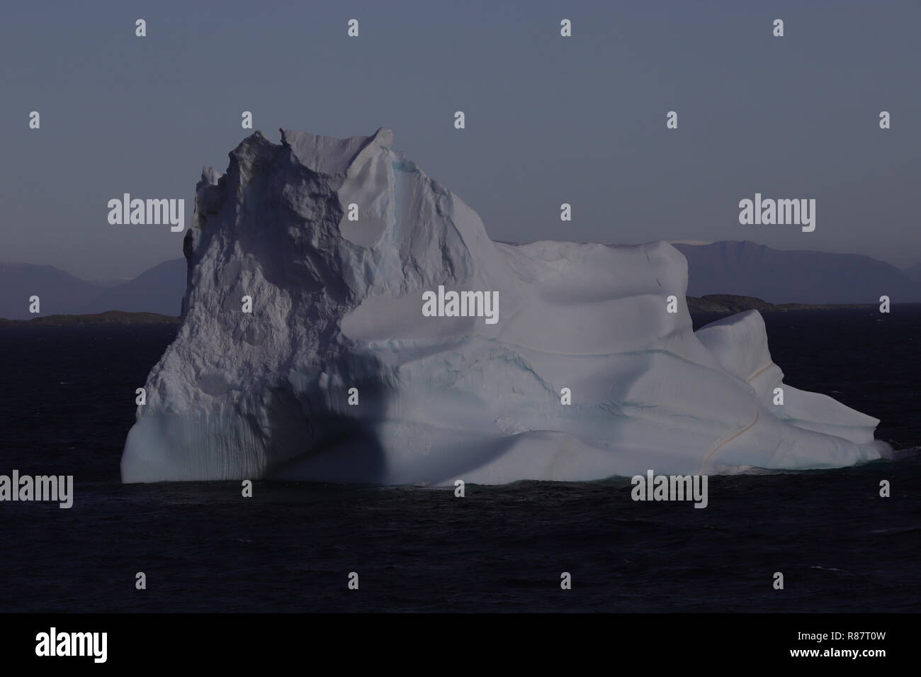 Grönland Disko Bucht: Der Eisberg sieht aus wie Batman Stock Photo