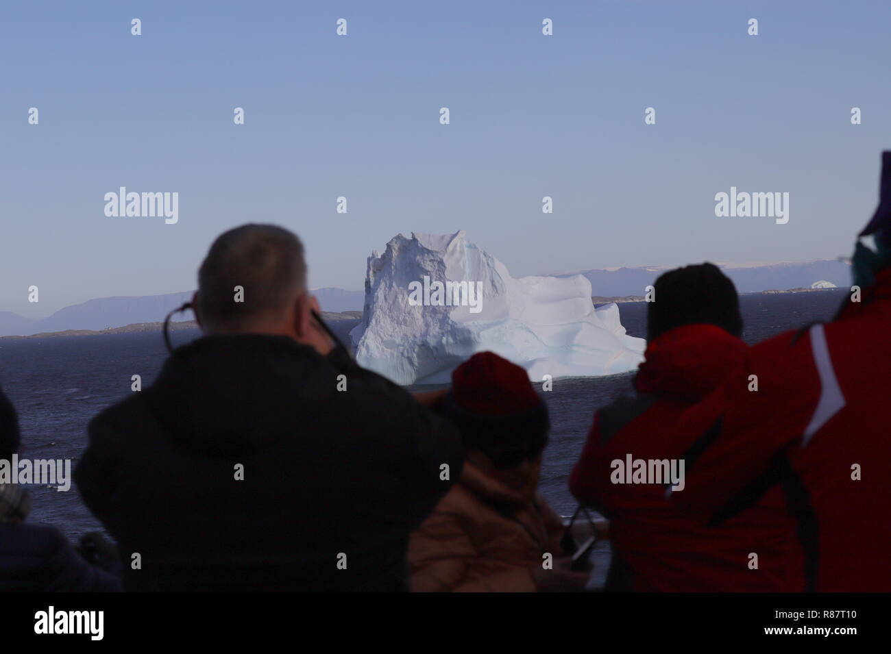 Grönland Disko Bucht: Kreuzfahrt-Passagiere bestaunen einen Eisberg. Stock Photo