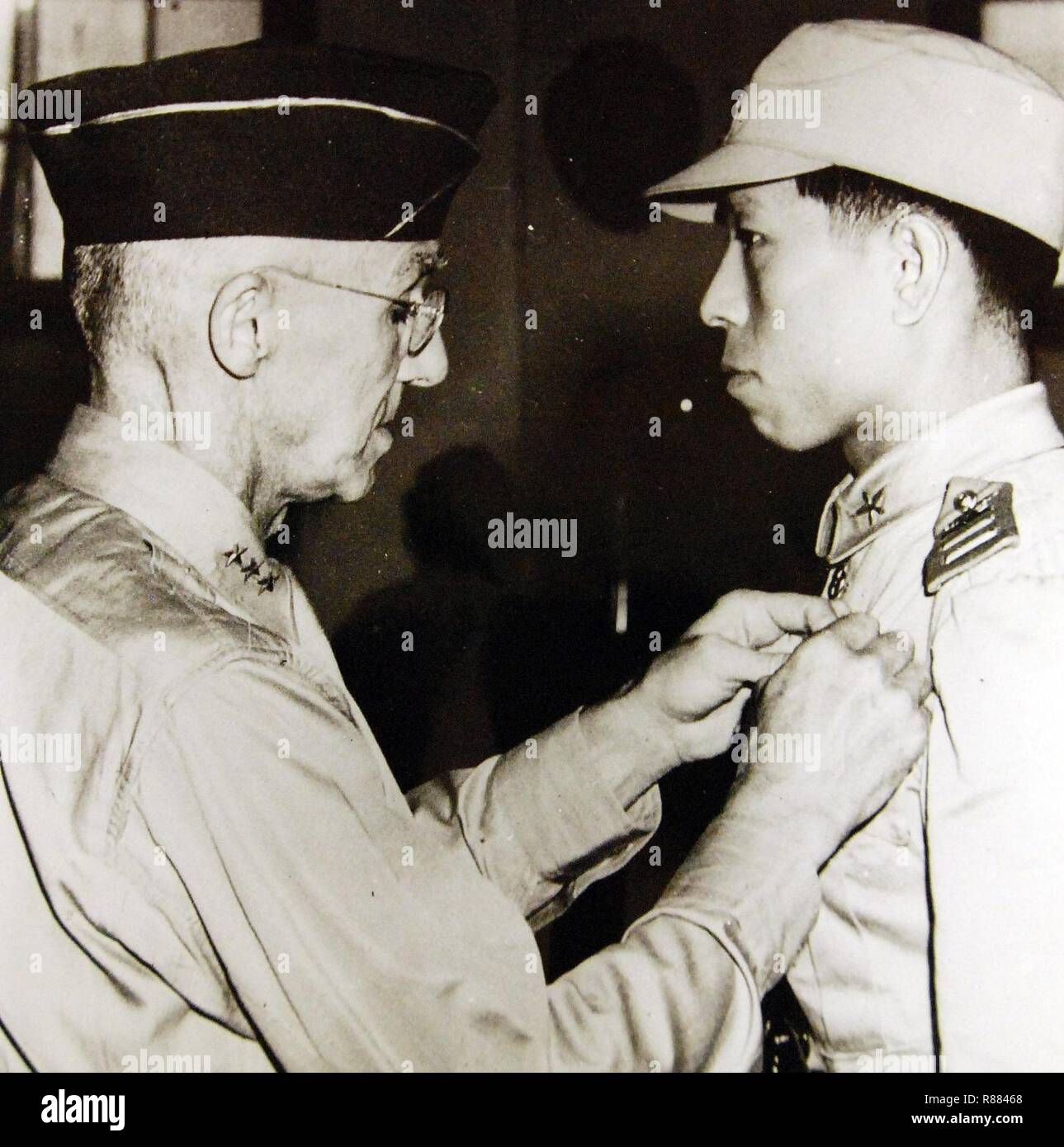 Captain Tsang Hsi-lan is awarded the Silver Star by LTG Stilwell Stock Photo