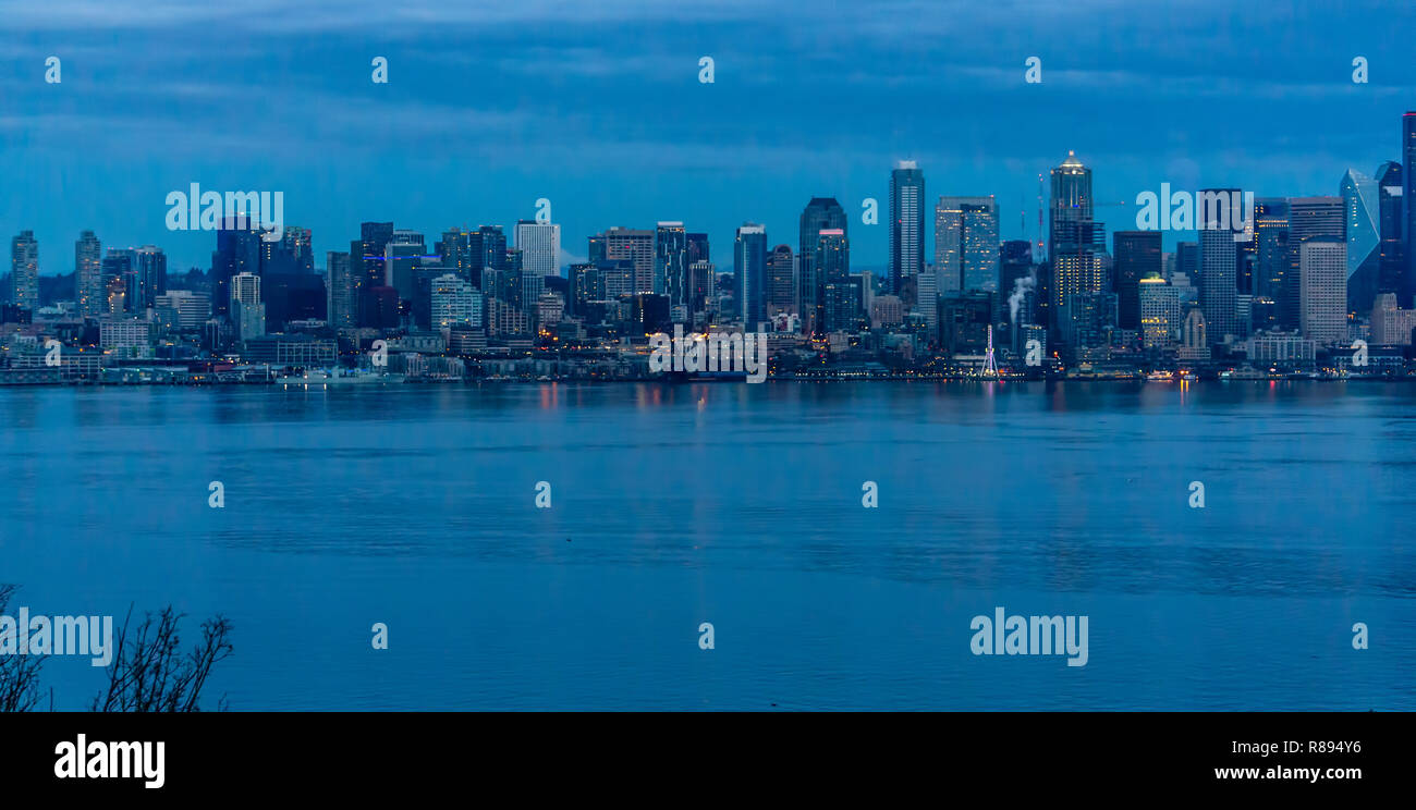A view of the Seattle skyline at night Stock Photo - Alamy