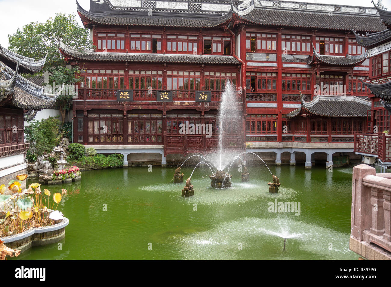 Multiple stream fountain in pond in foreground of Yu Yuan (Yuyuan) bazaar, Shanghai, China. Stock Photo