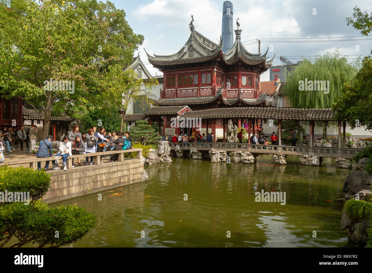 Tourists Walking Around Shops In The Yu Yuan Yuyuan Bazaar Shanghai China Overcast Sky Pond In Foreground Stock Photo Alamy Tourists Walking Around Shops In The Yu Yuan Yuyuan Bazaar Shanghai China Overcast Sky Pond In Foreground Stock Photo Alamy