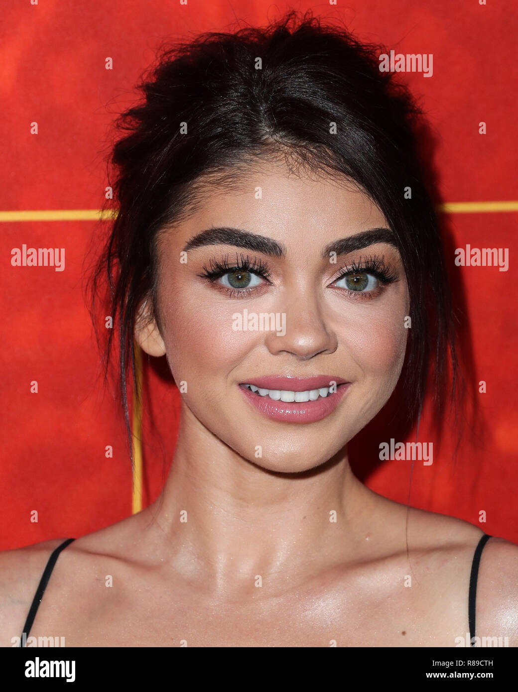 BEVERLY HILLS, LOS ANGELES, CA, USA - OCTOBER 18: Actress Sarah Hyland wearing Philosophy di Lorenzo Serafini arrives at the amfAR Gala Los Angeles 2018 held at the Wallis Annenberg Center for the Performing Arts on October 18, 2018 in Beverly Hills, Los Angeles, California, United States. (Photo by Xavier Collin/Image Press Agency) Stock Photo