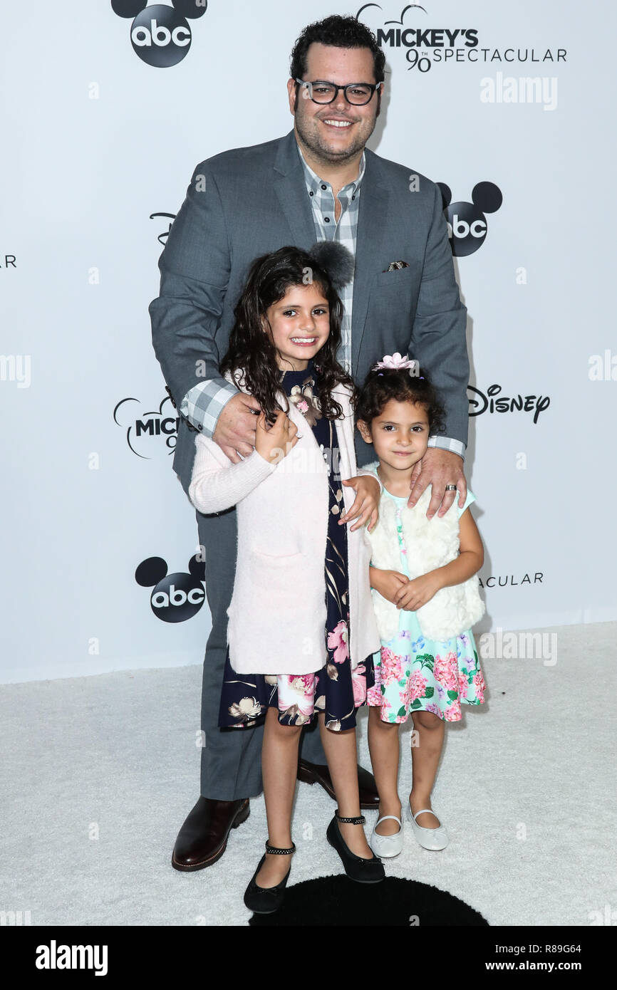 LOS ANGELES, CA, USA OCTOBER 06 Josh Gad, Ava Gad, Isabella Gad at
