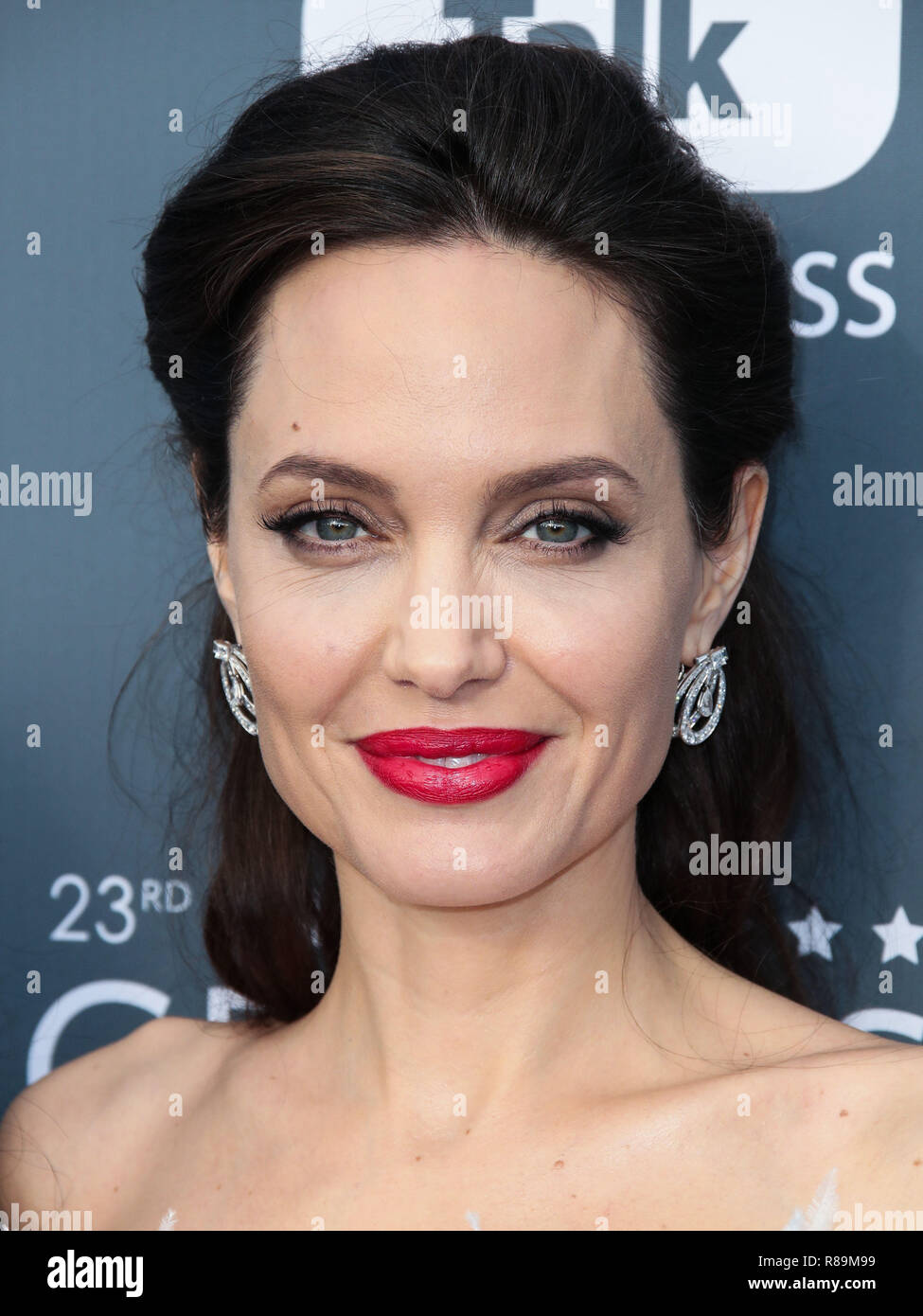 File Angelina Jolie Looks Nearly Unrecognizable As A Blonde For