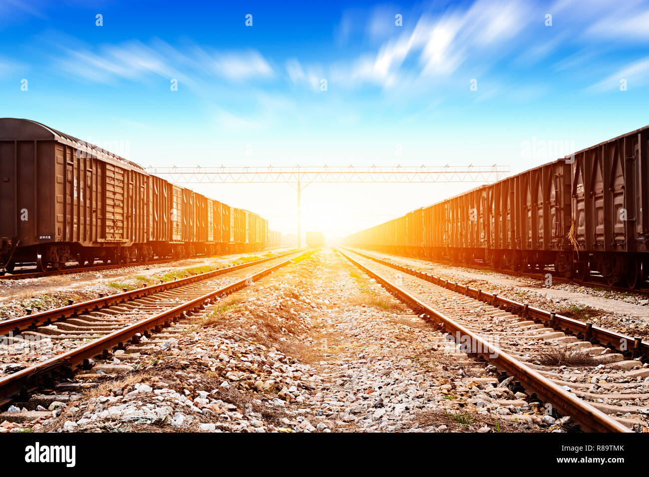 грузовая станция. железодорожныйтранспорт. железнодорожный транспорт. снабжение железных дорог. товарный поезд на белом фоне.