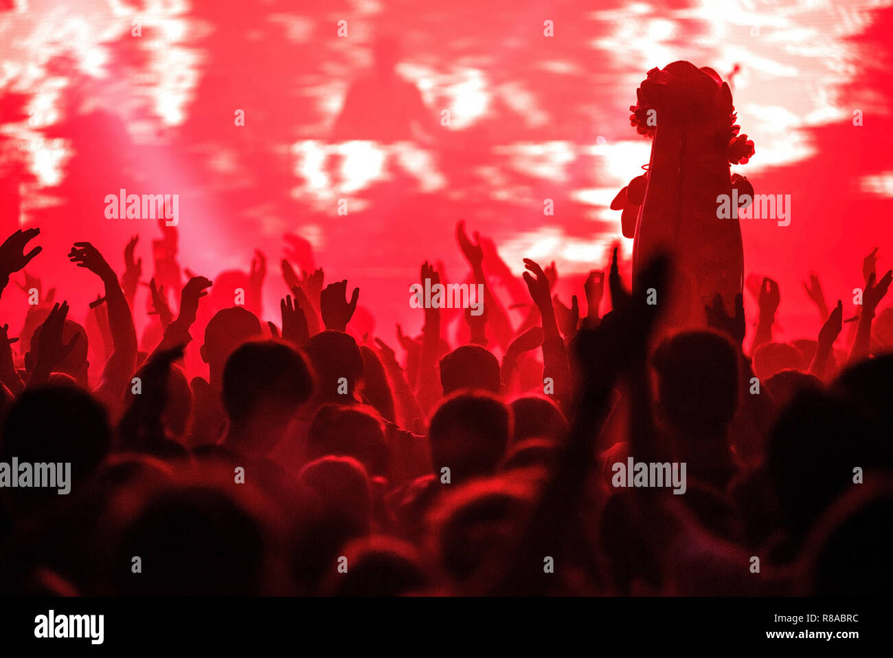 Crowd arms raised clap hi-res stock photography and images - Alamy