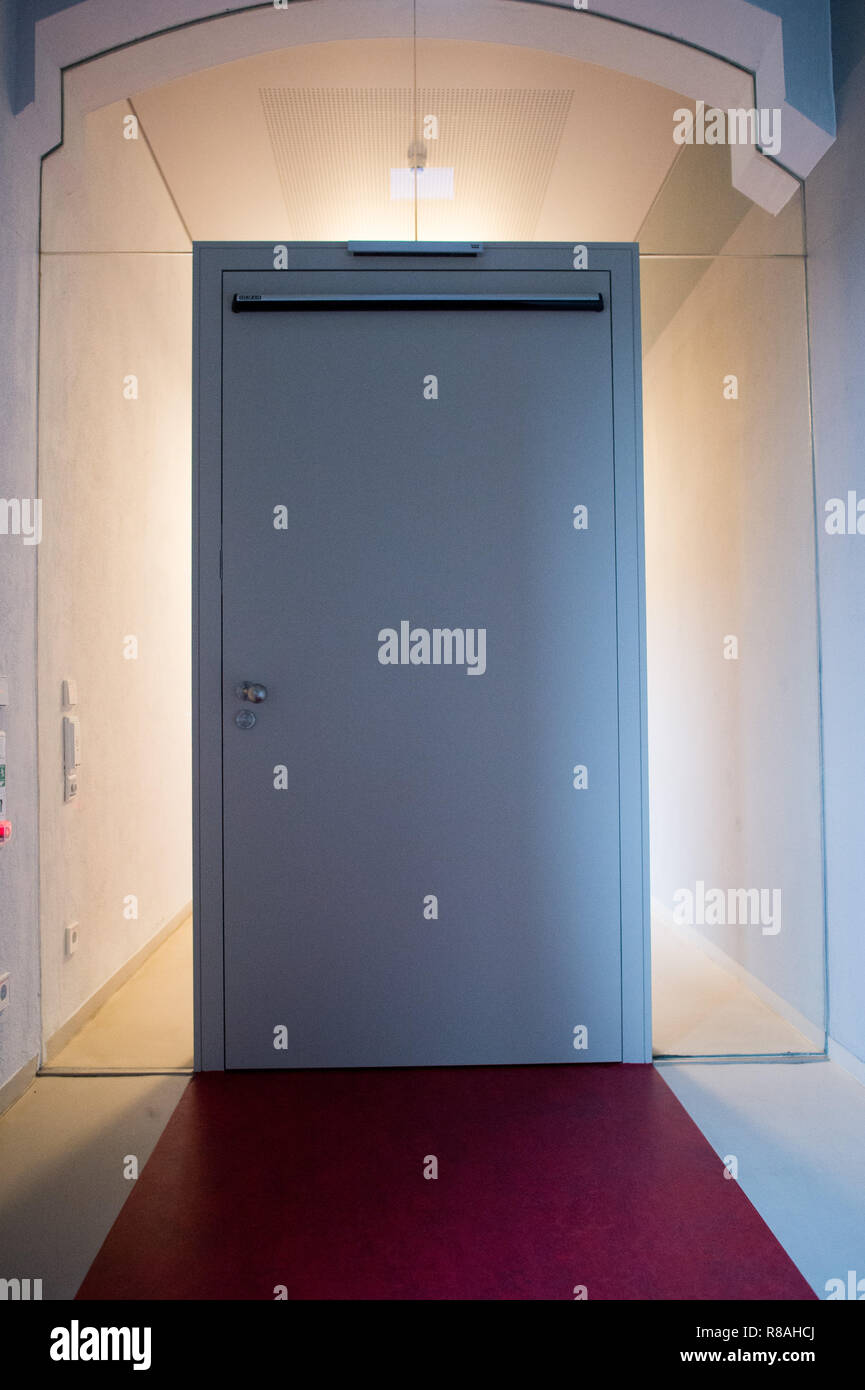 Magdeburg, Germany. 14th Dec, 2018. Light burns behind a door in the Saxony-Anhalt State Archive. In the morning, the electronic state archive was activated. Now data for historical research can be archived to make administrative actions traceable or can serve as an information resource for future decisions. Credit: Klaus-Dietmar Gabbert/dpa-Zentralbild/ZB/dpa/Alamy Live News Stock Photo