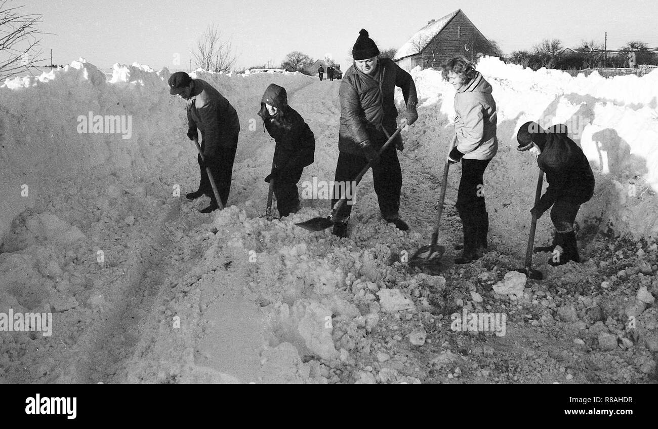 All help with - Residents from the village Lebbin shovel snow from the road on 03.01.1979, which was cleared by a snowplow after heavy snowfall. The winter of 1978/79 brought large parts of the country to a standstill. Photo: Benno Bartocha - BLOCKED FOR BILDFUNK - | usage worldwide Stock Photo