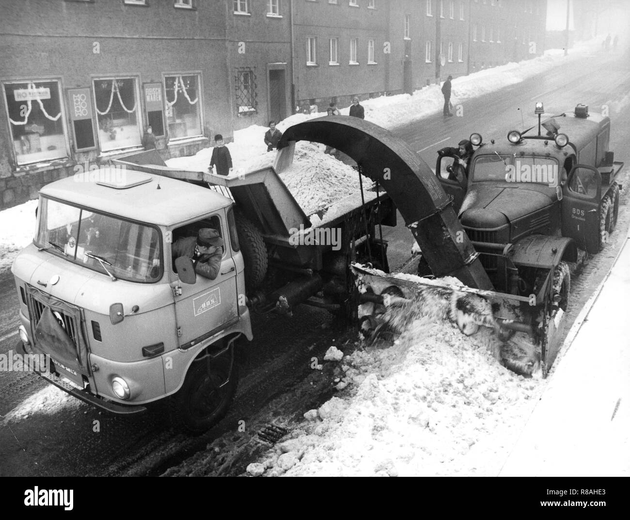 At the beginning of January 1978, employees from the street winter service in Altenberg rid the transit route to Prague of snow and ice. At the same time, a Soviet snowblower loads the snow onto a W50. Photo: Ulrich Hassler     (c) dpa - Report     | usage worldwide Stock Photo