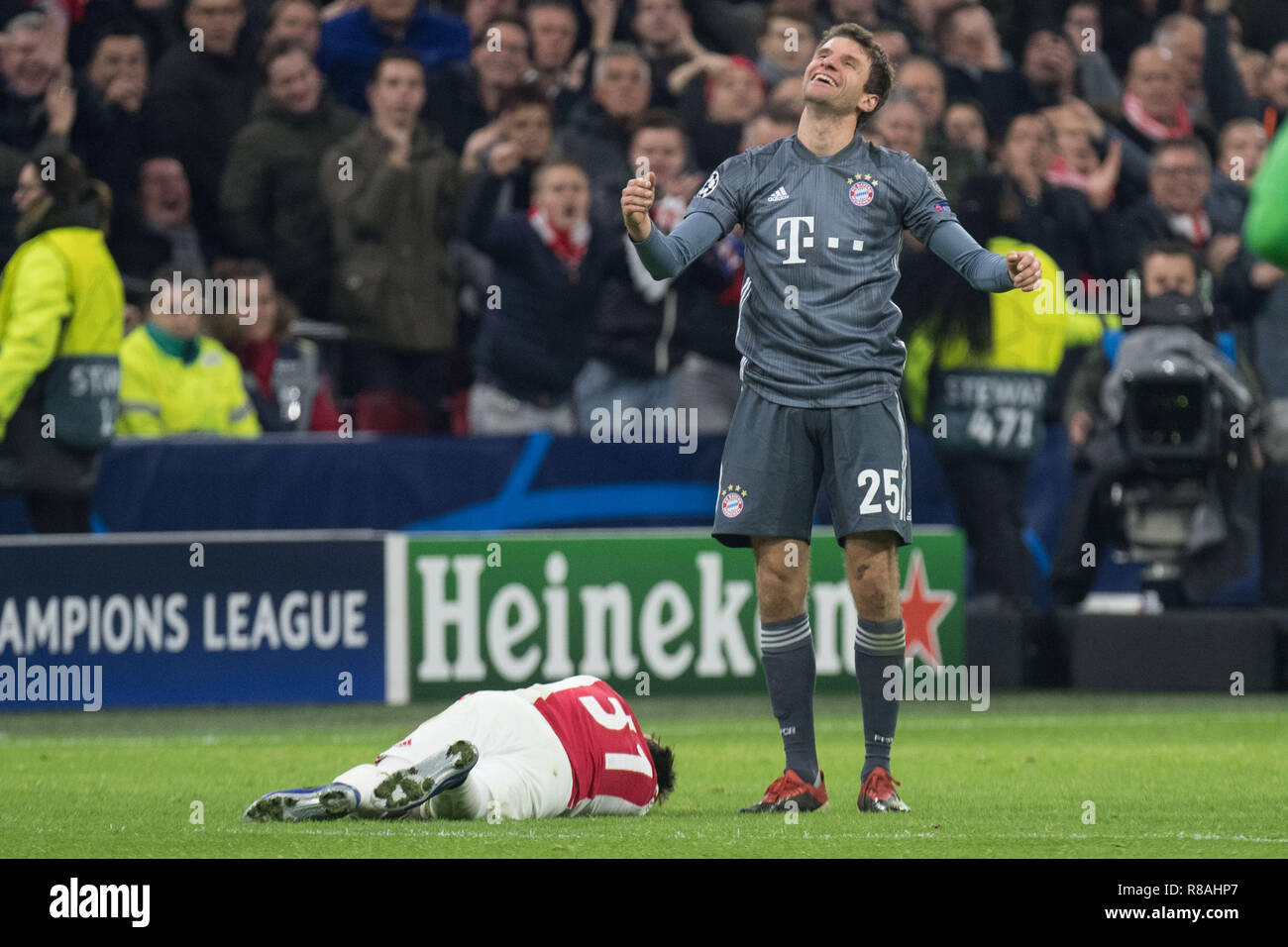 Amsterdam, Niederlande. 13th Dec, 2018. Judge Clement TURPIN (not pictured)  shows Thomas MUELLER (right, MÃ ller, M) for a foul on Nicolas TAGLIAFICO  (Ajax) the red card, red card, red, full figure,