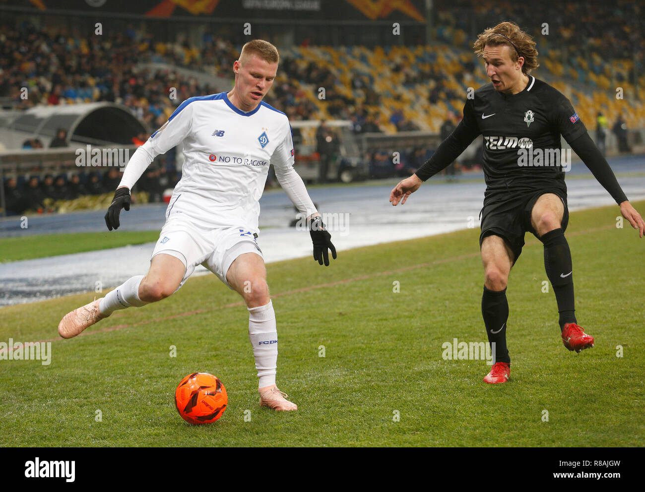 Mykyta Burda ( L) of Dynamo and Milos Kratochvíl (R ) of Jablonec are