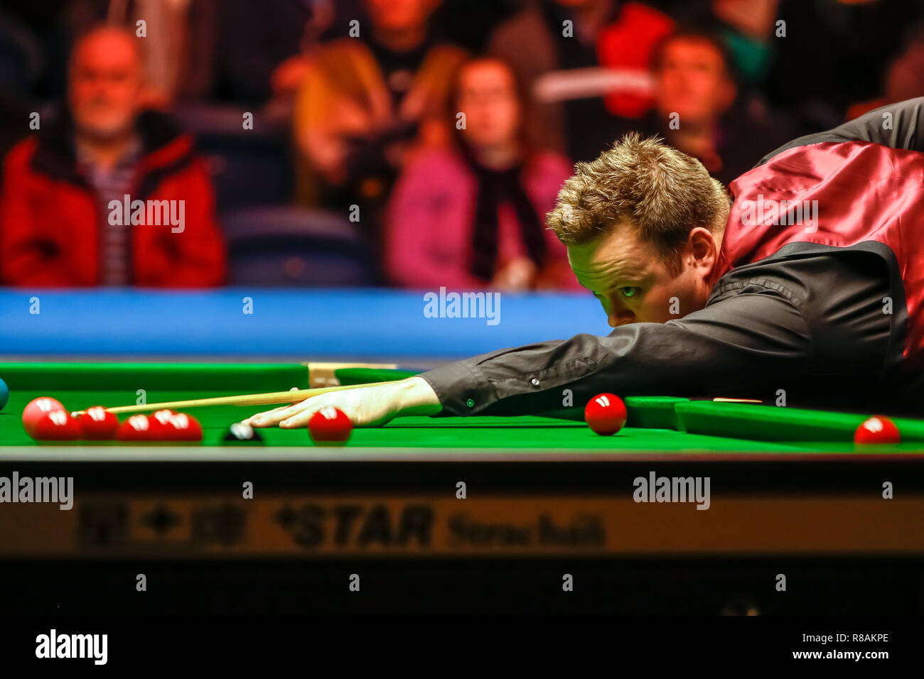Sport snooker action stephen hendry hi-res stock photography and images ...