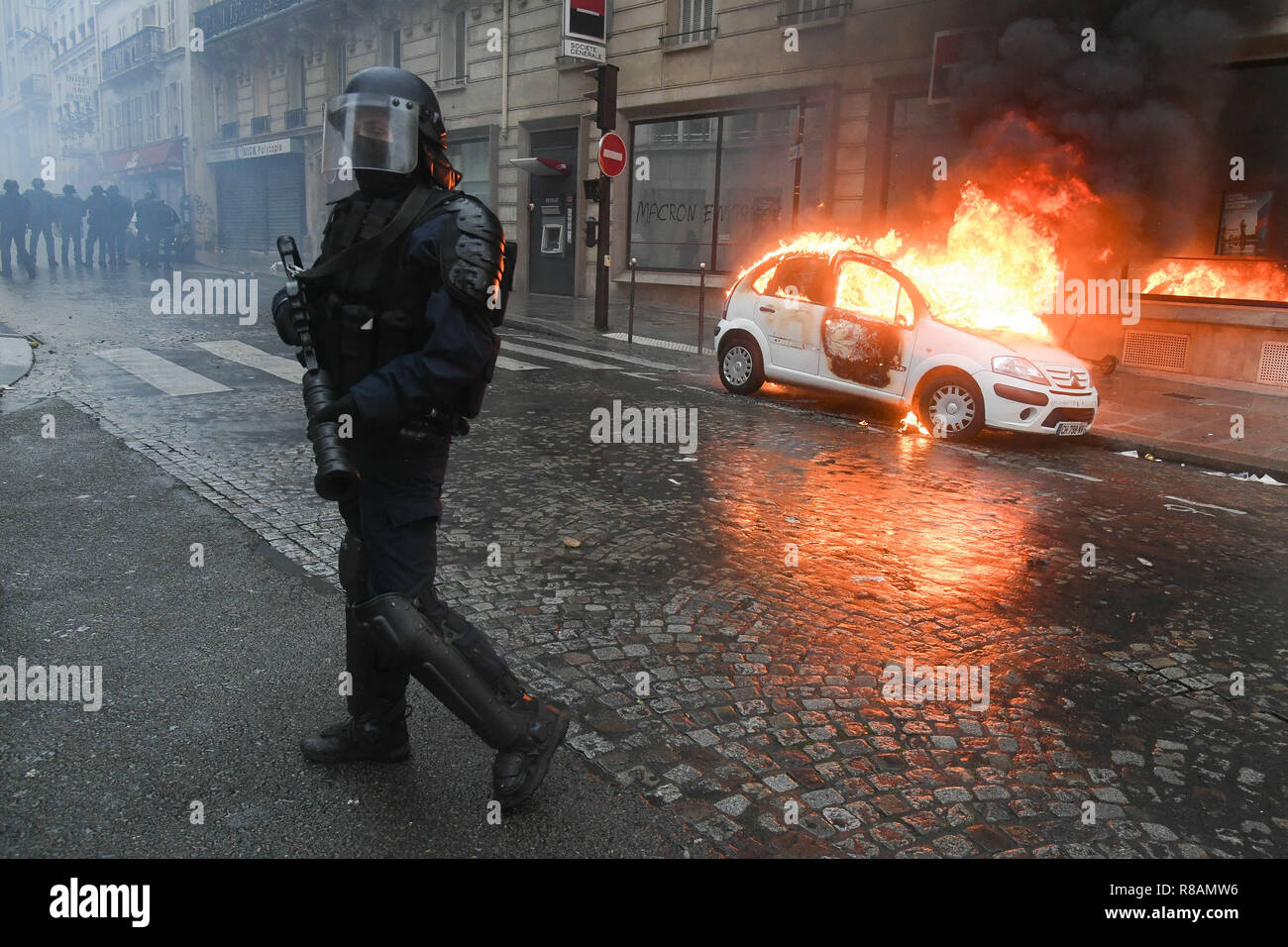 Paris, France, France. 1st Dec, 2018. France's most violent urban riot ...