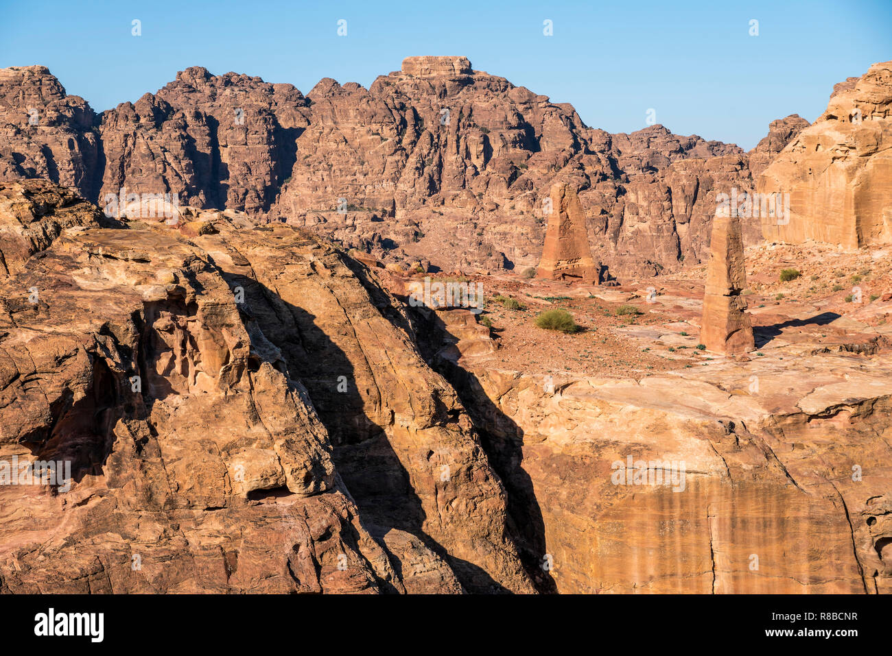 Obelisken in der Nähe des Hohen Opferplatzes,  Petra, Jordanien, Asien | obelsiks at Attuf Ridge near The High Place,  Petra, Jordan, Asia Stock Photo