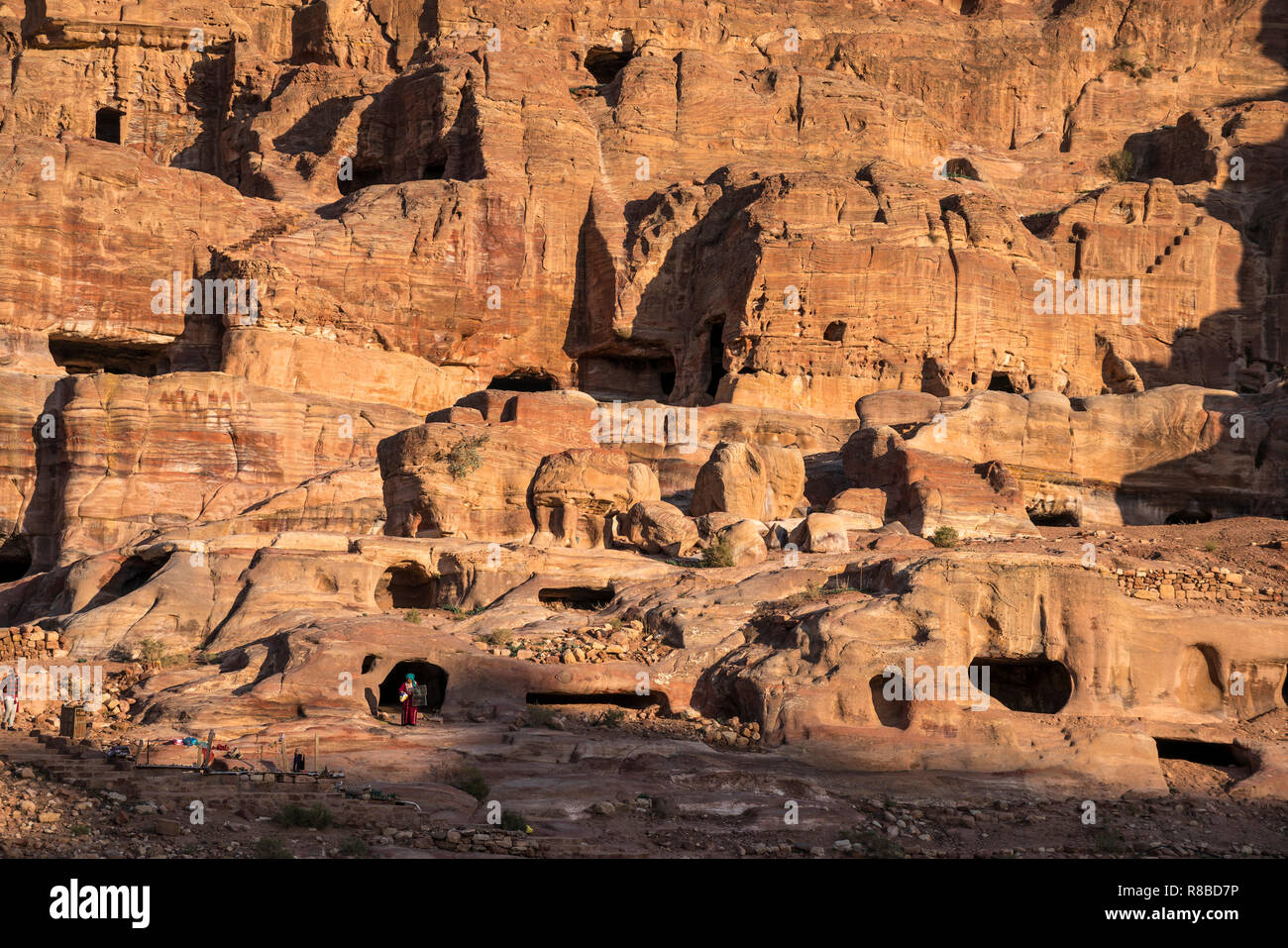 Felsgräber in der Landschaft bei der historischen Ruinenstätte Petra