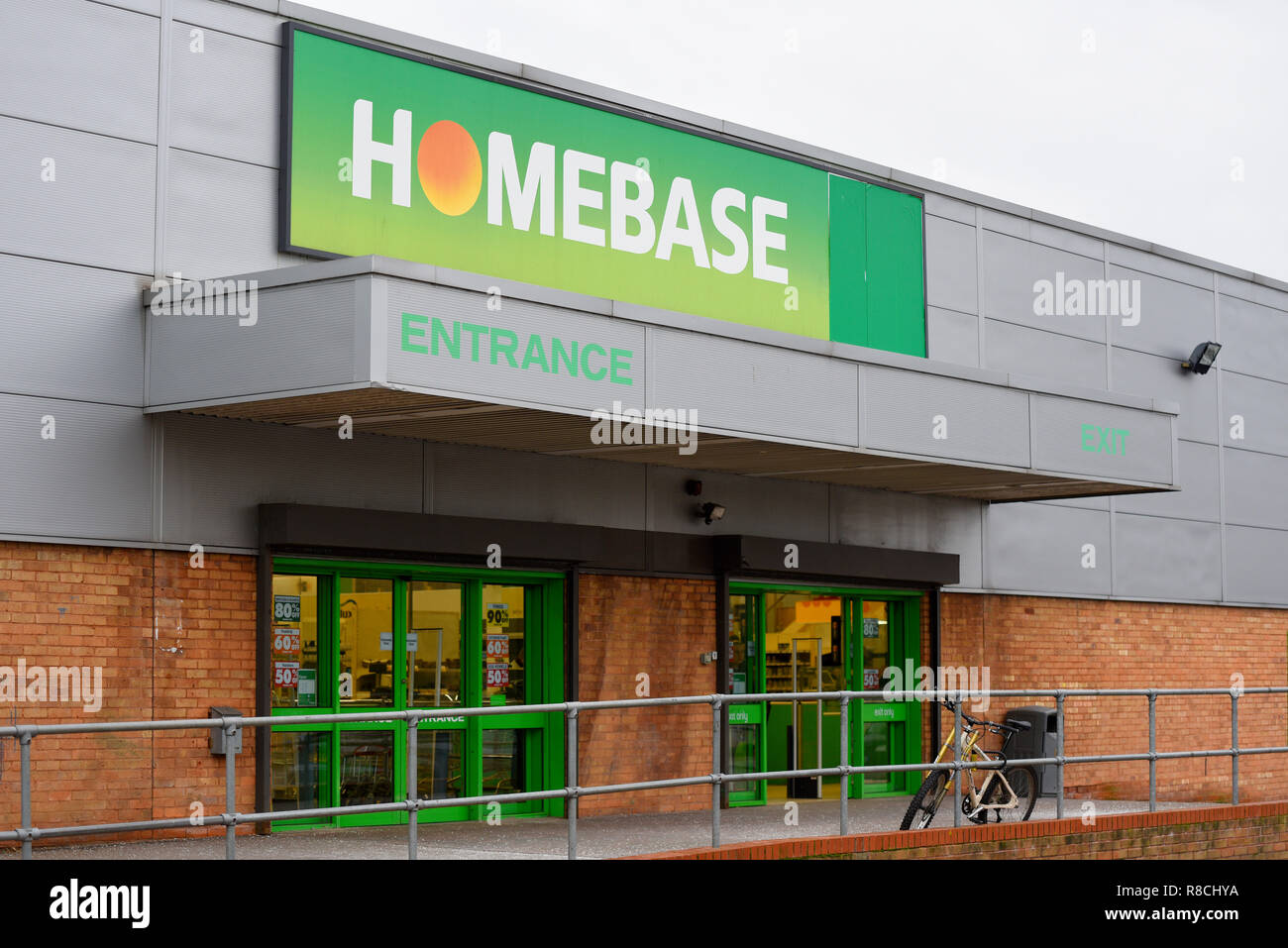 Homebase, do it yourself DIY store closing down in Westcliff, Southend on Sea, Essex, UK. Entrance door with sign Stock Photo