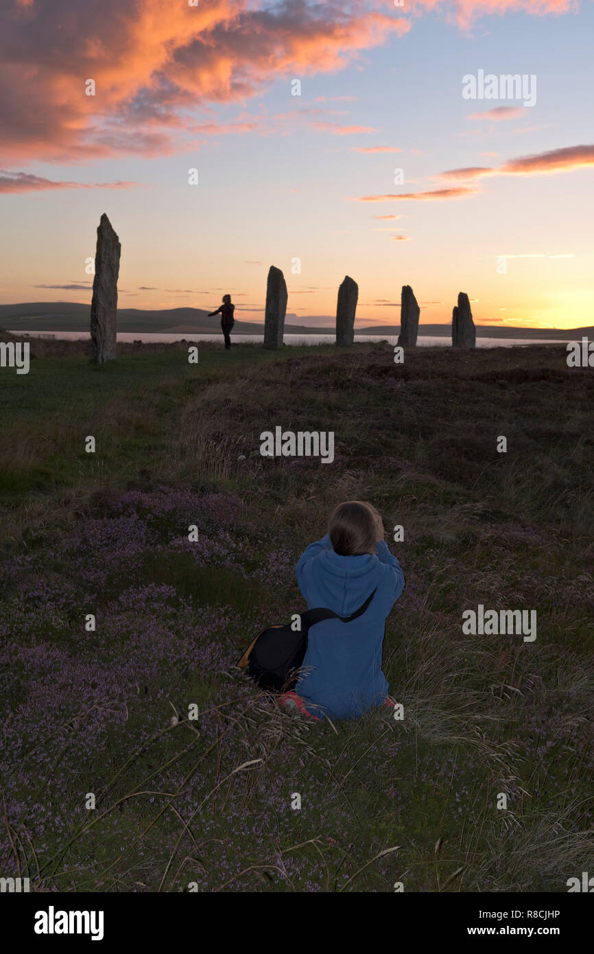 dh Young girl photo camera PHOTOGRAPHING UK SCOTLAND Taking photographs of sunset photograph picture photographer children orkney Stock Photo
