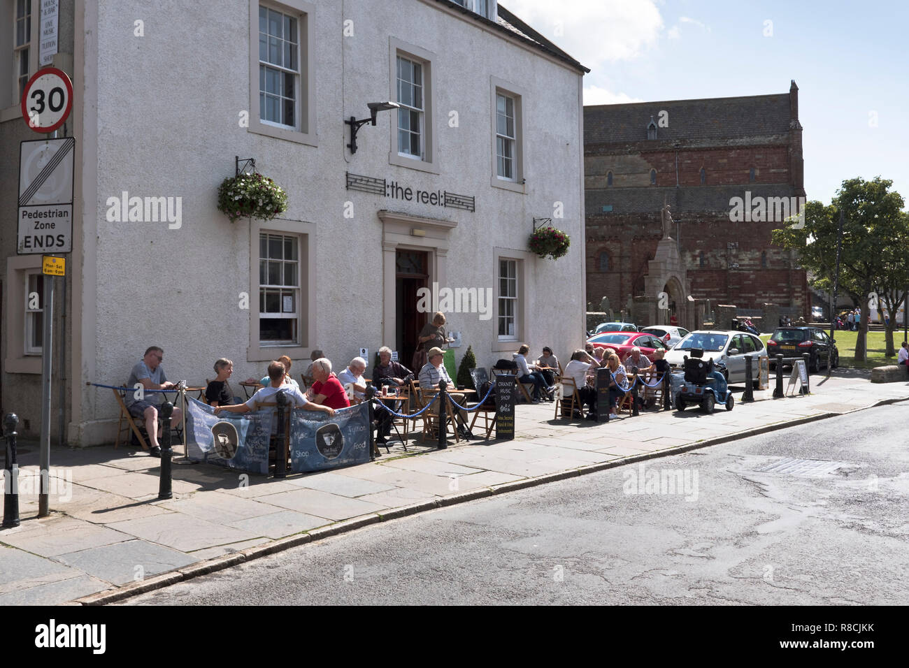 dh Reel Cafe KIRKWALL ORKNEY Tourist sitting outside drinking street cafes sunshine people holiday makers Stock Photo