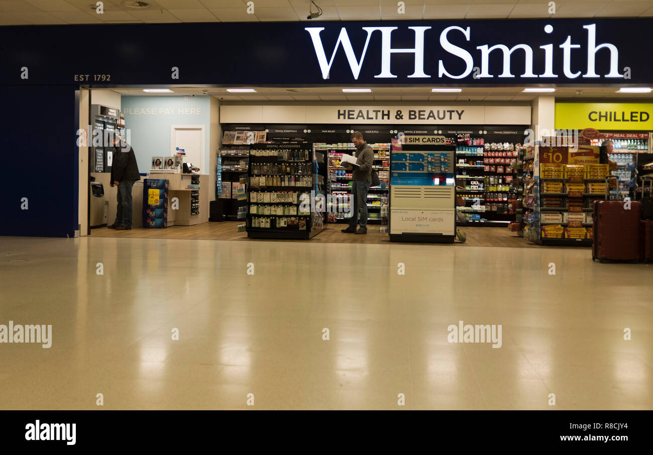 dh Aberdeen International Airport NEWSPAPER SHOPS UK WH Smith people in shop Scotland airports newsagent britain whsmith Stock Photo