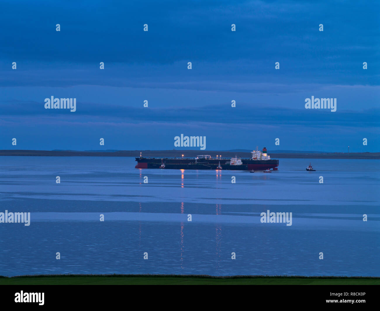 dh Oil tanker transfer SCAPA FLOW ORKNEY Evening Ship tugs and tankers transferring fuel ships scotland Stock Photo