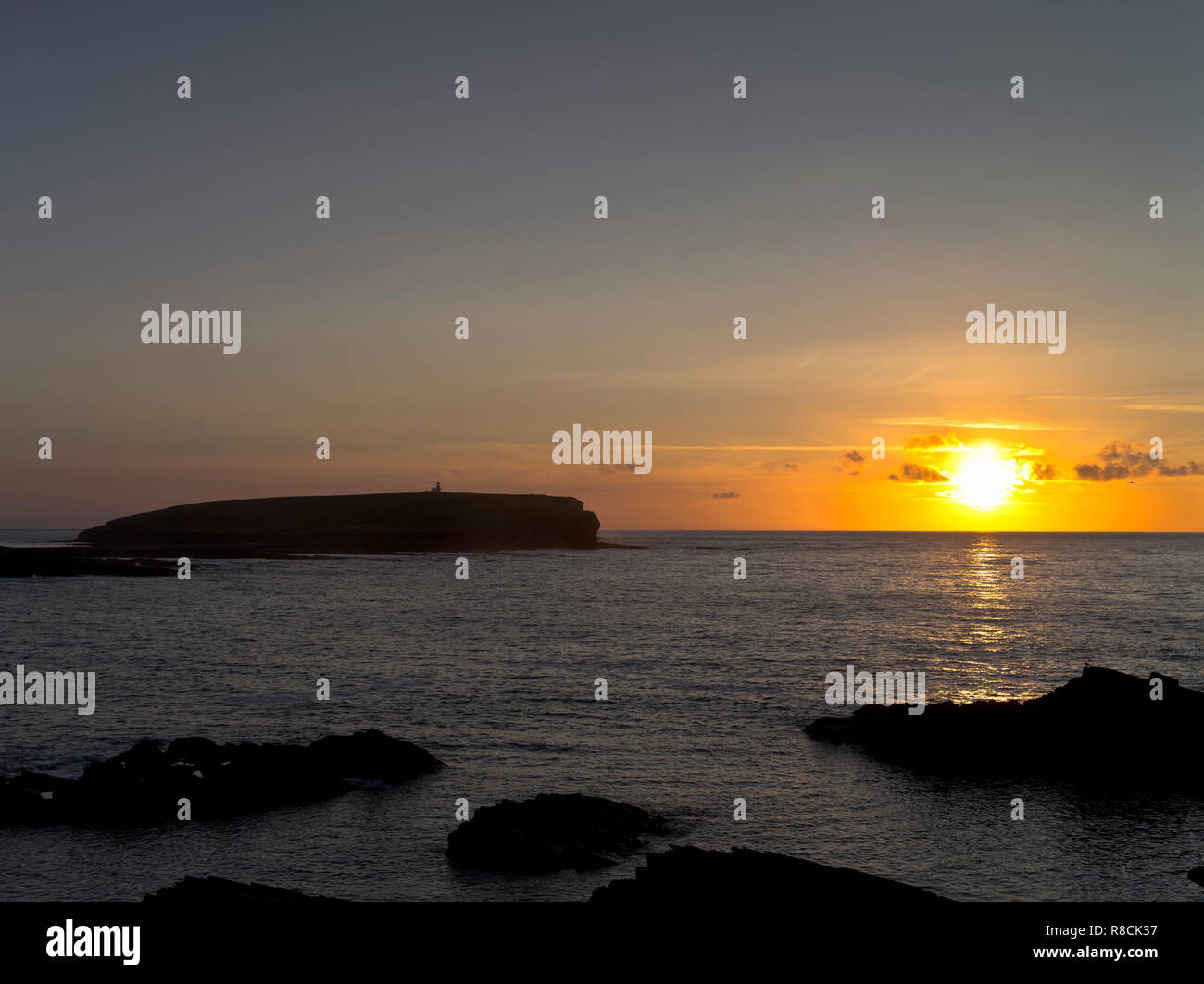 dh Brough of Birsay BIRSAY ORKNEY Sunset over north coast evening seascape scotland Stock Photo