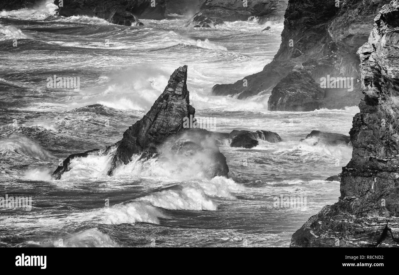 Storm force winds and crashing waves at Bedruthan Steps on the north Cornish coast near Newquay UK Stock Photo