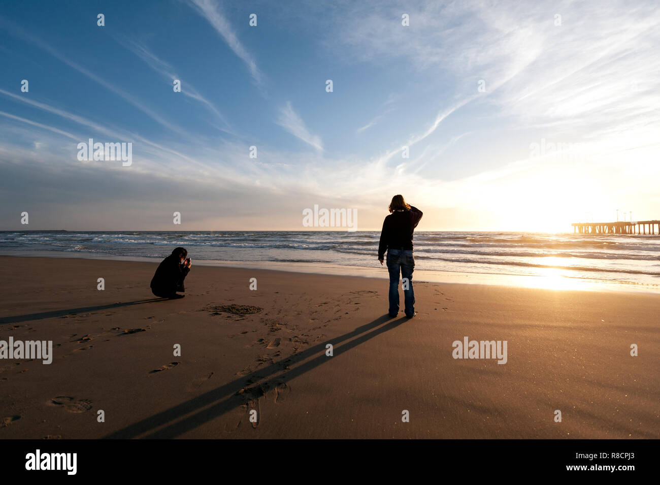 Teenagers watching hi-res stock photography and images - Alamy