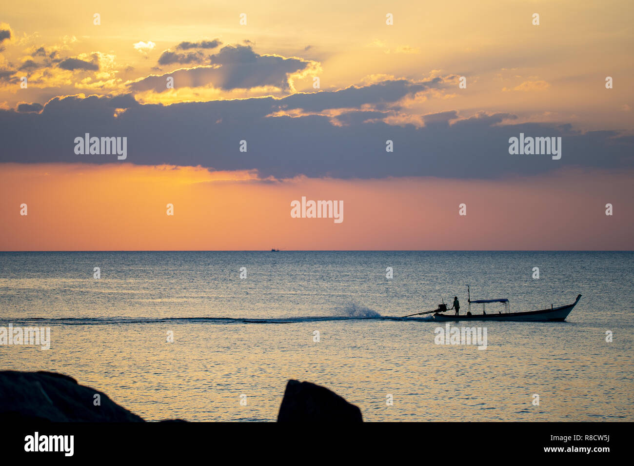 Silhouette woman sunset boat hi-res stock photography and images - Alamy