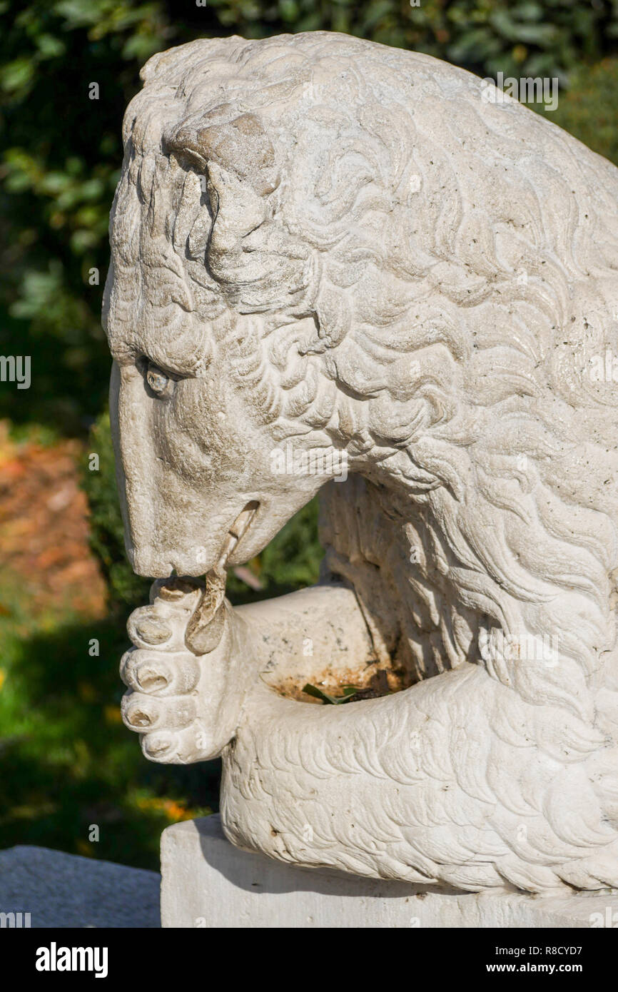 Statue Of A Bear Retiro Park Parque Del Retiro Madrid Spa Stock statue-of-a-bear-retiro-park-parque-del-retiro-madrid-spa-stock