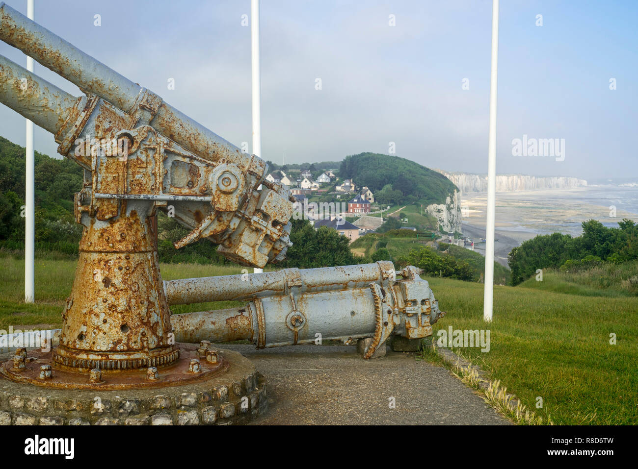 WW2 memorial with 100mm-guns from the French armoured cargo ship P21 Le Cerons on cliff top at Veules-les-Roses, Normandy, France Stock Photo