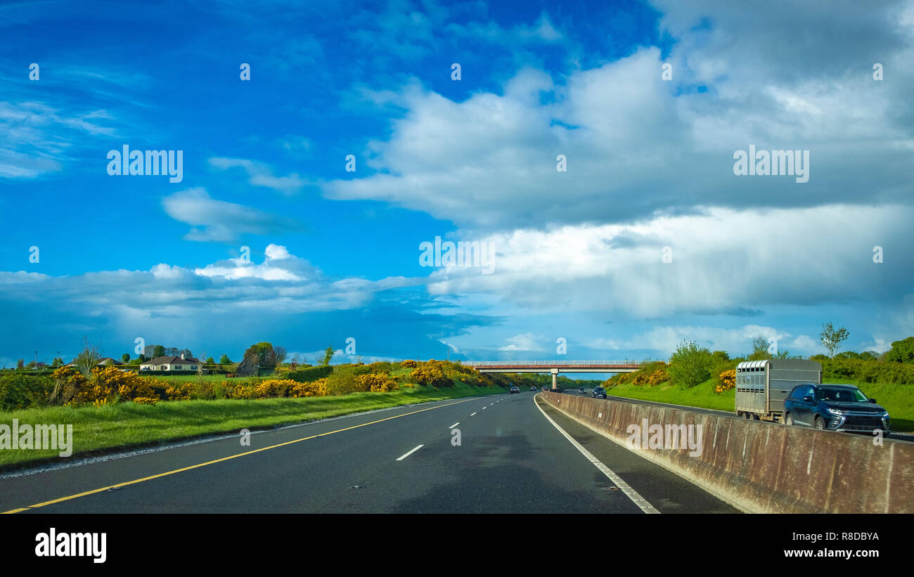 Fahrt auf der Autobahn nach Dublin Stock Photo