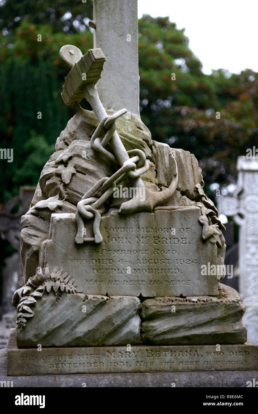 Headstone,tombstone,anchor and chains,sailor,sea,Catholic, graveyard,graveyards,grave,graves,memory,memorial,peace,peaceful,RM Ireland Stock Photo
