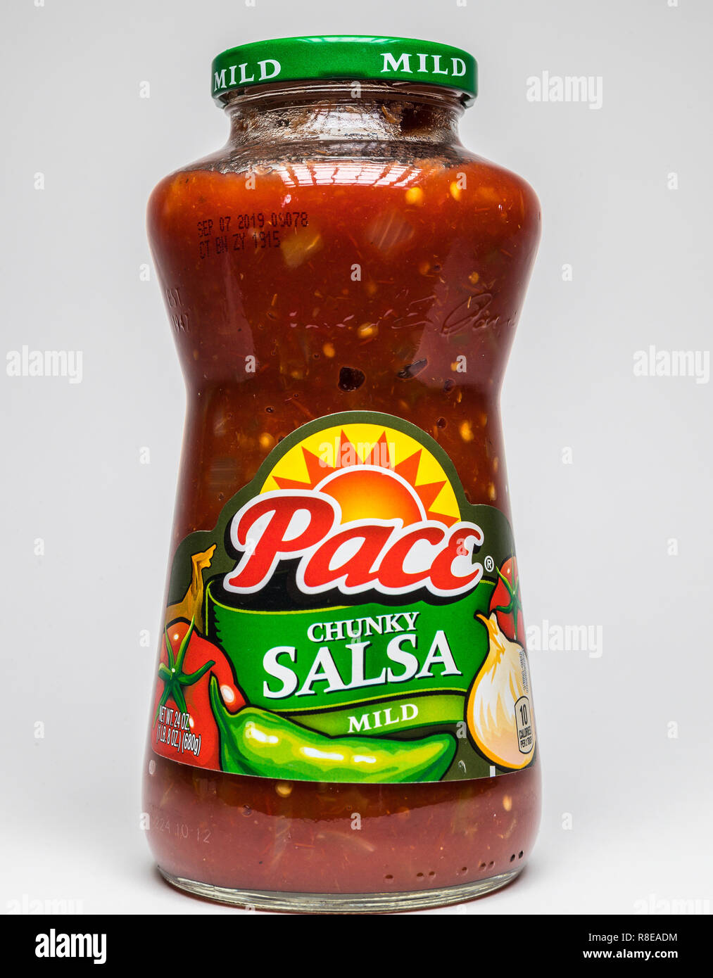 https://c8.alamy.com/comp/R8EADM/jar-of-pace-chunky-salsa-mild-R8EADM.jpg