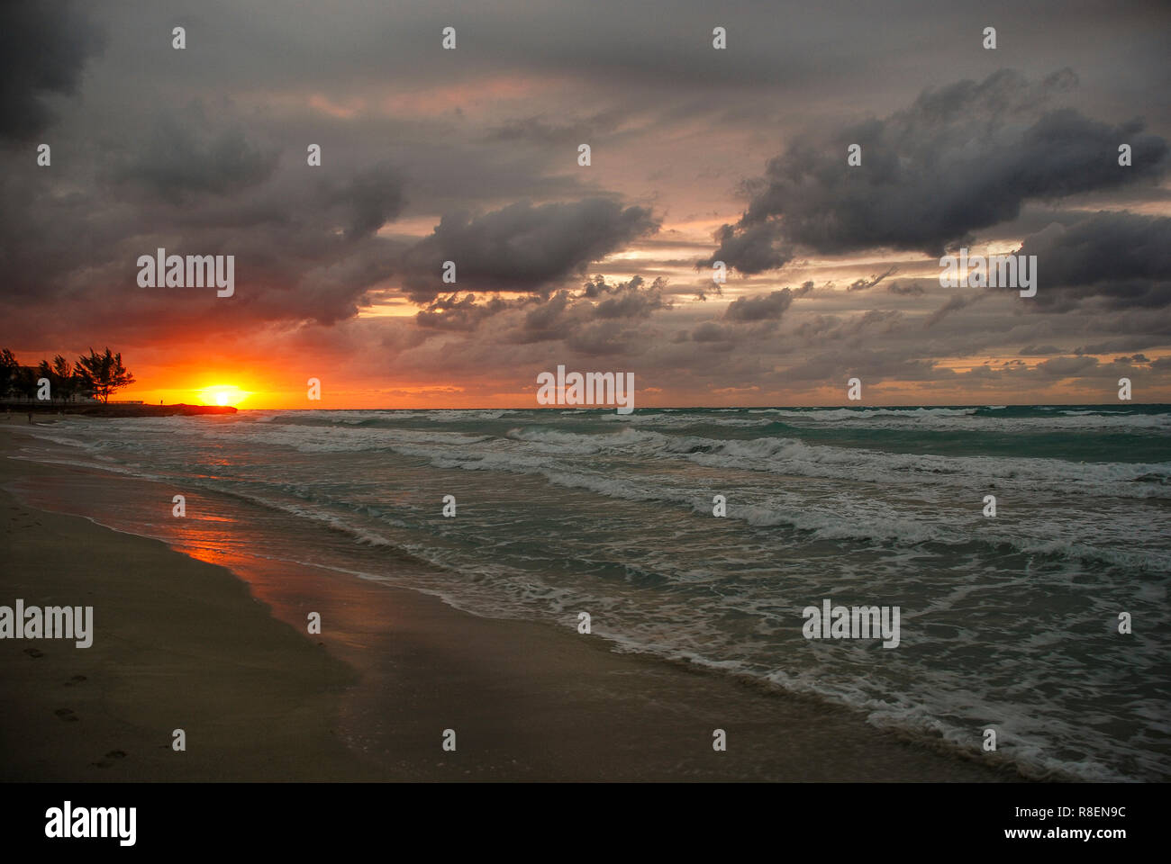 Pink cloud sunset over ocean hi-res stock photography and images - Alamy