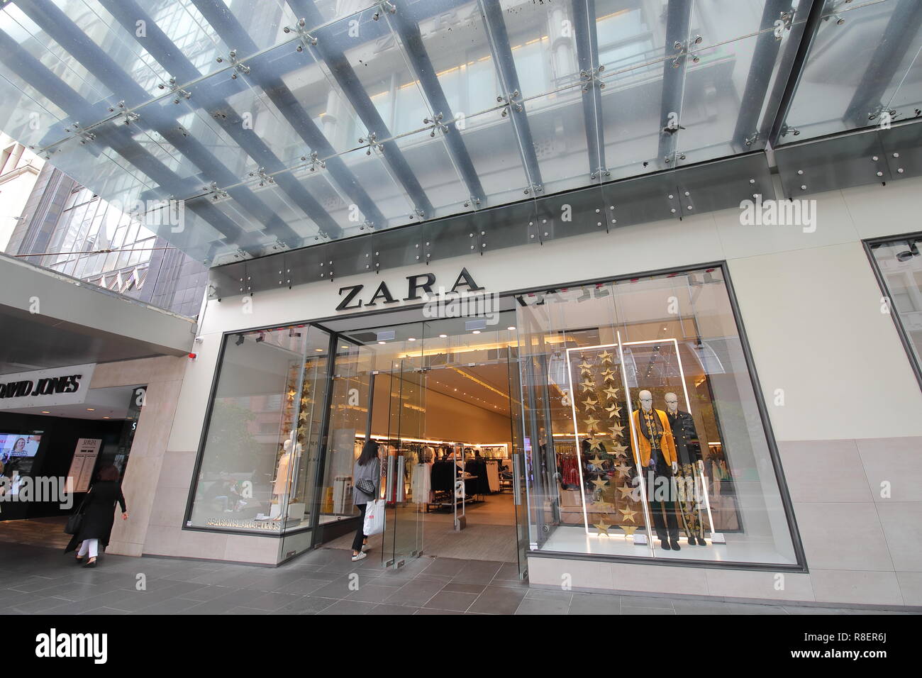 People visit Zara fashion store in Melbourne Australia Stock Photo - Alamy