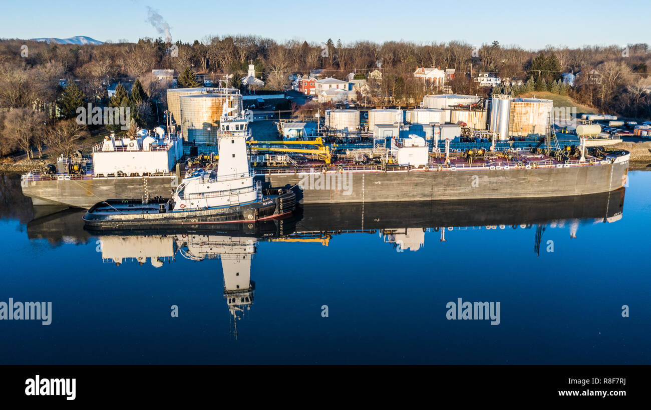 Barge loading at Peckham Industries Inc, Petroleum Refining, Athens, NY, USA Stock Photo