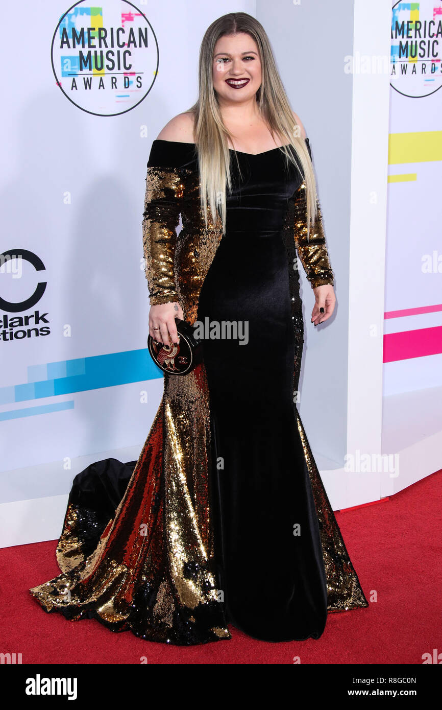 LOS ANGELES, CA, USA - NOVEMBER 19: Singer Kelly Clarkson wearing custom Christian Siriano arrives at the 2017 American Music Awards held at the Microsoft Theatre L.A. Live on November 19, 2017 in Los Angeles, California, United States. (Photo by Xavier Collin/Image Press Agency) Stock Photo